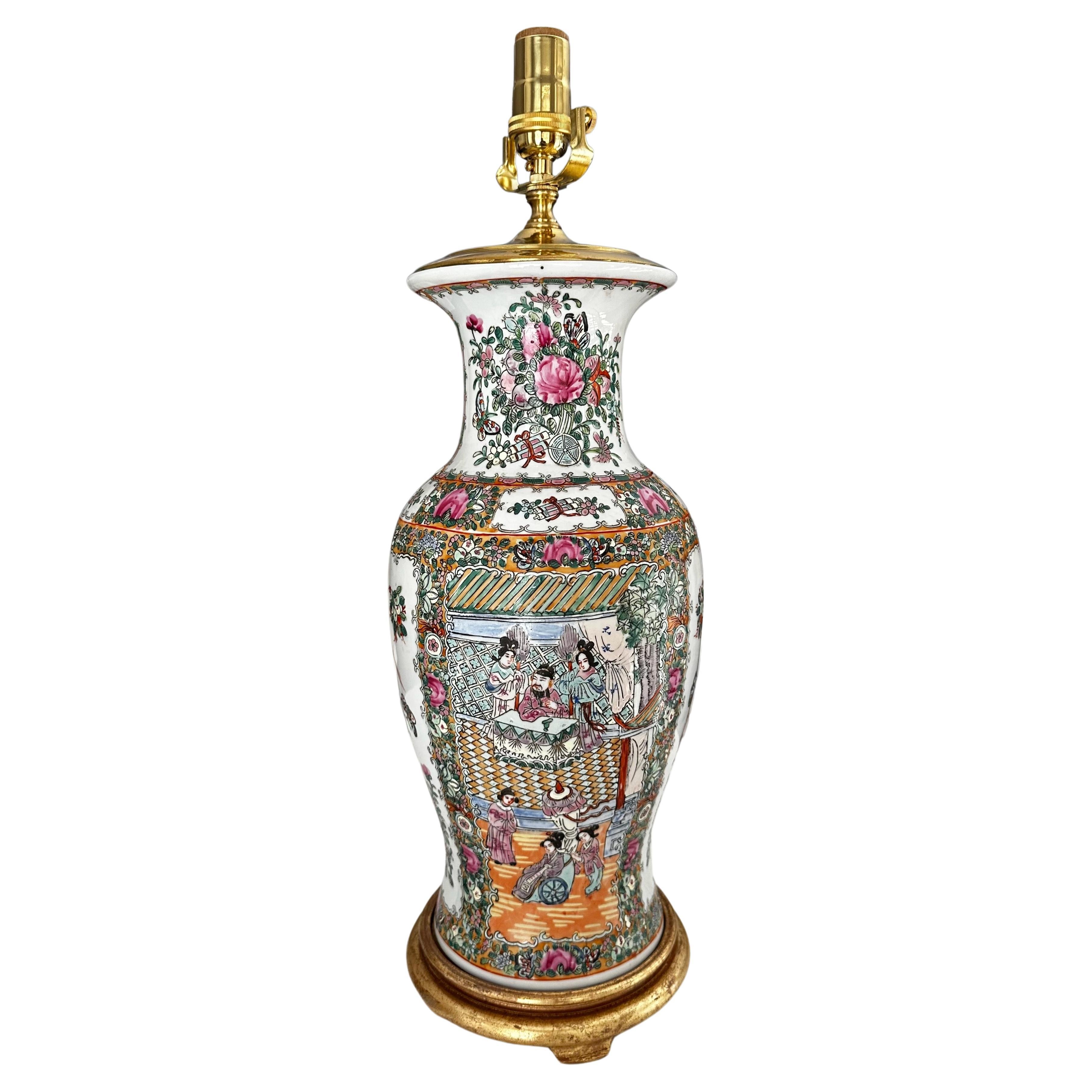 Lampe de table chinoise asiatique à vase en porcelaine Famille Rose en vente