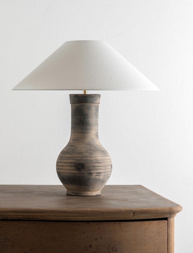 Single Chinese Han Lamp with Handmade Belgian Linen Shade In Good Condition In Jesteburg, DE