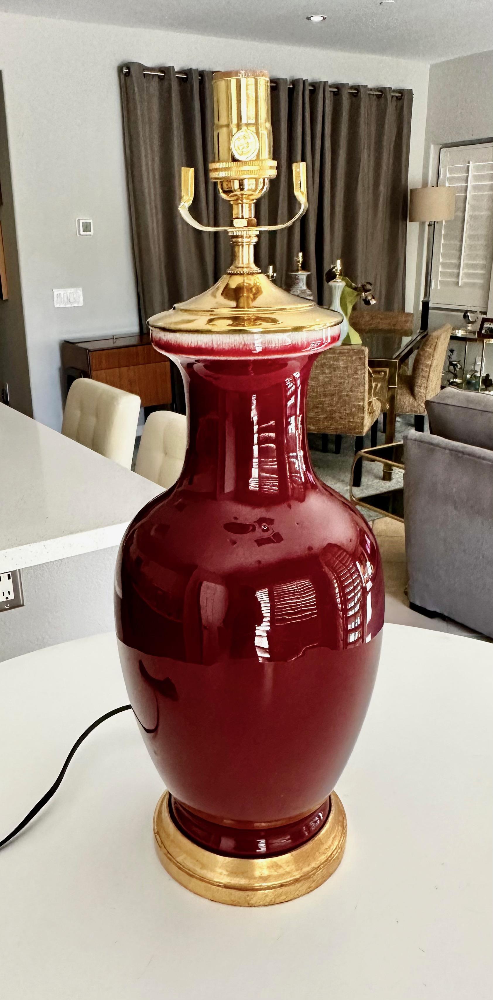 Einzelne chinesische Sang de Boeuf Flambé Oxblood Porzellan Tischlampe im Zustand „Gut“ im Angebot in Palm Springs, CA