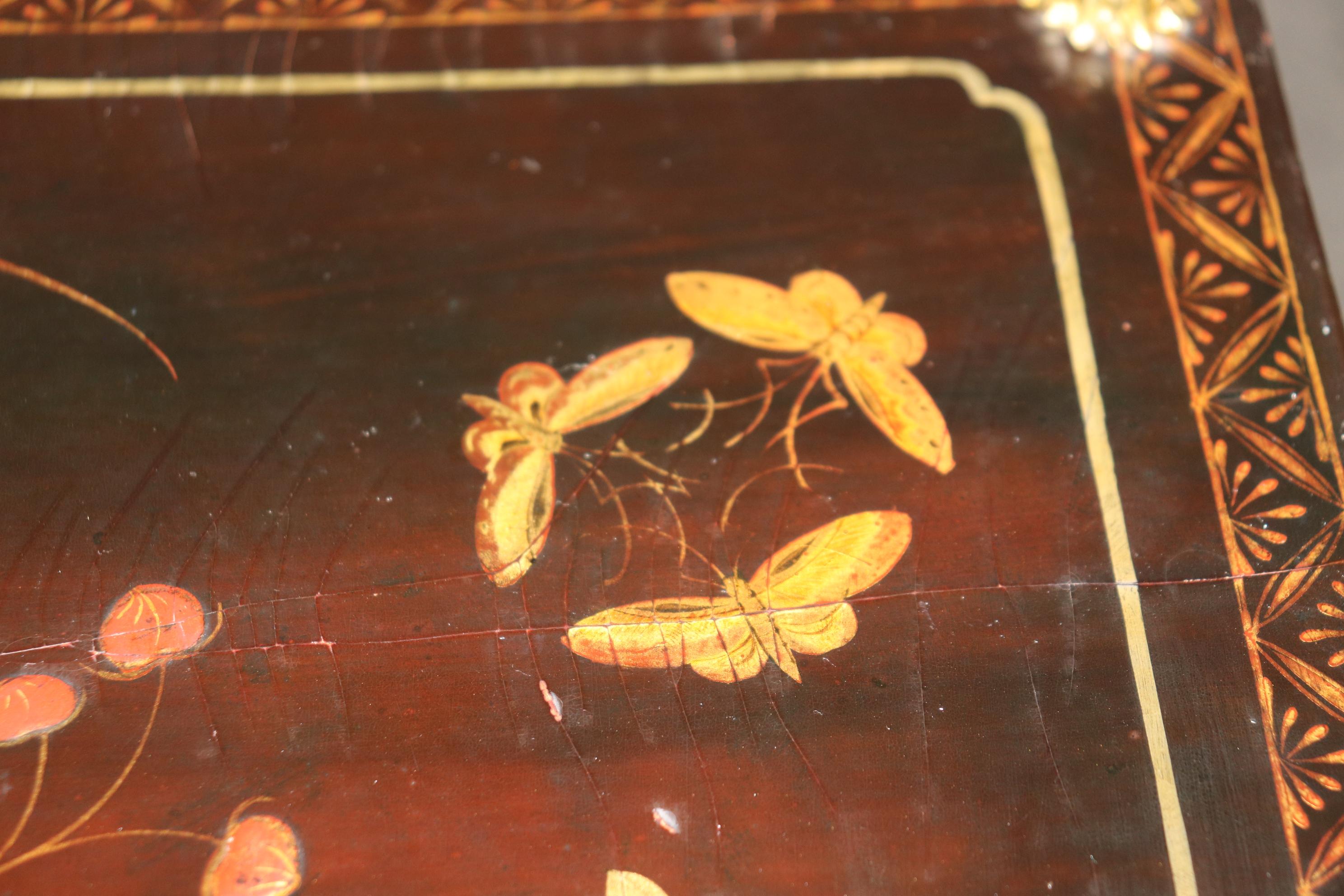 Dies ist ein wunderschöner Maison Bagues of Paris Attributed Beistelltisch. Der Tisch hat wunderschöne Stützen aus Bronze- oder Messingguss im Faux-Bois-Stil und eine mit Chinoiserie-Farben verzierte Platte mit Schmetterlingen und Blumen. Der Tisch