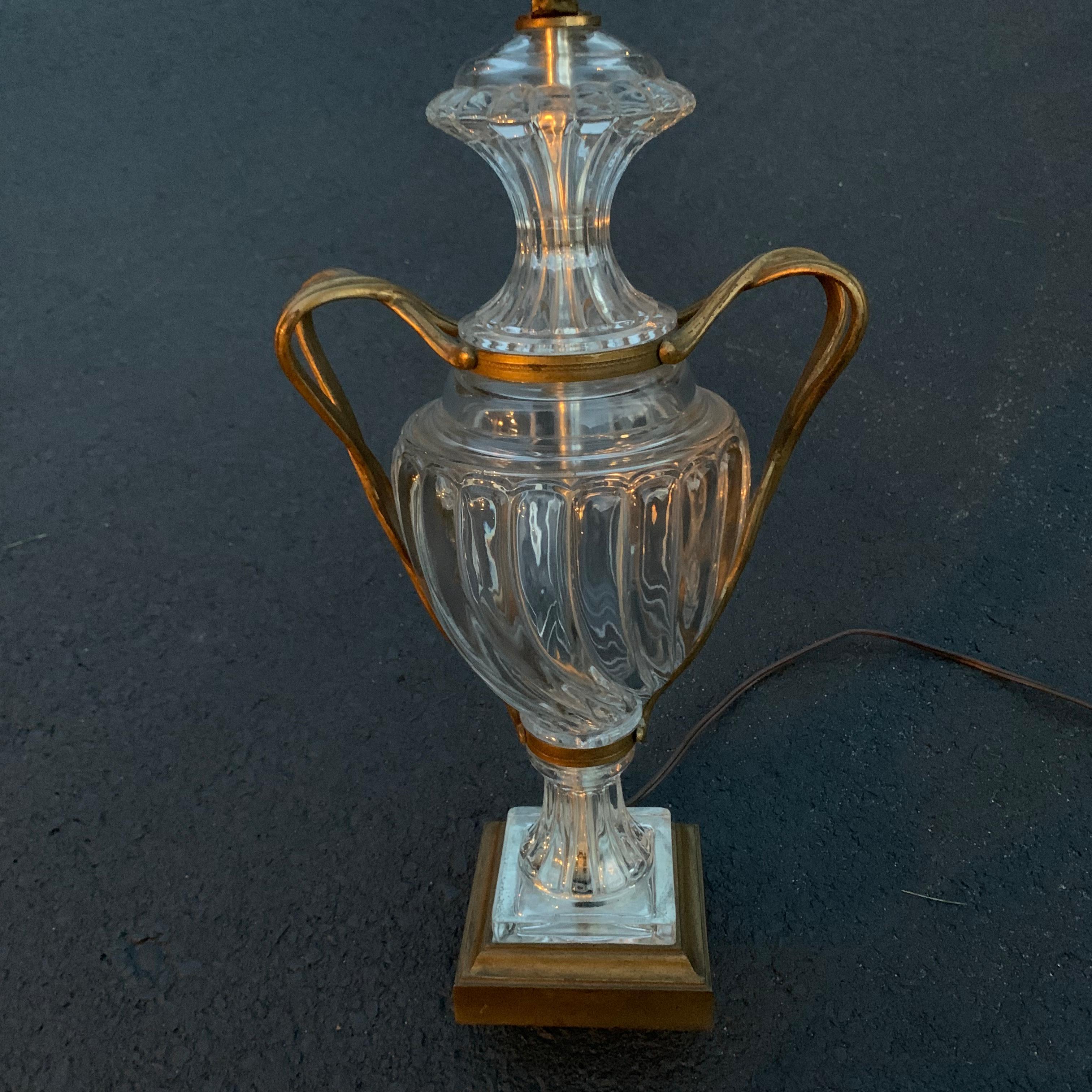 Hollywood  Lampe de bureau en forme d'urne en verre de style Régence avec poignées en bronze en vente 4