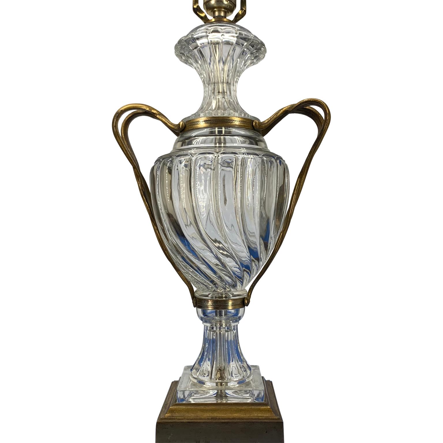 Lampe de table en forme d'urne en verre clair avec poignées et base en bronze.