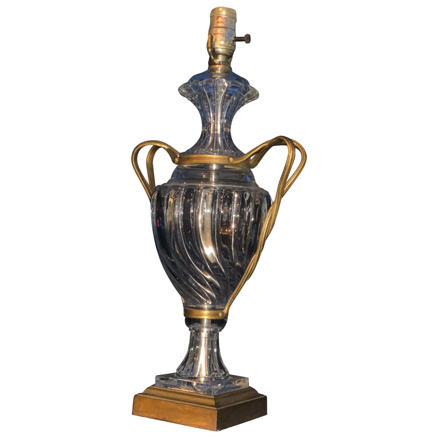 Bronze Hollywood  Lampe de bureau en forme d'urne en verre de style Régence avec poignées en bronze en vente
