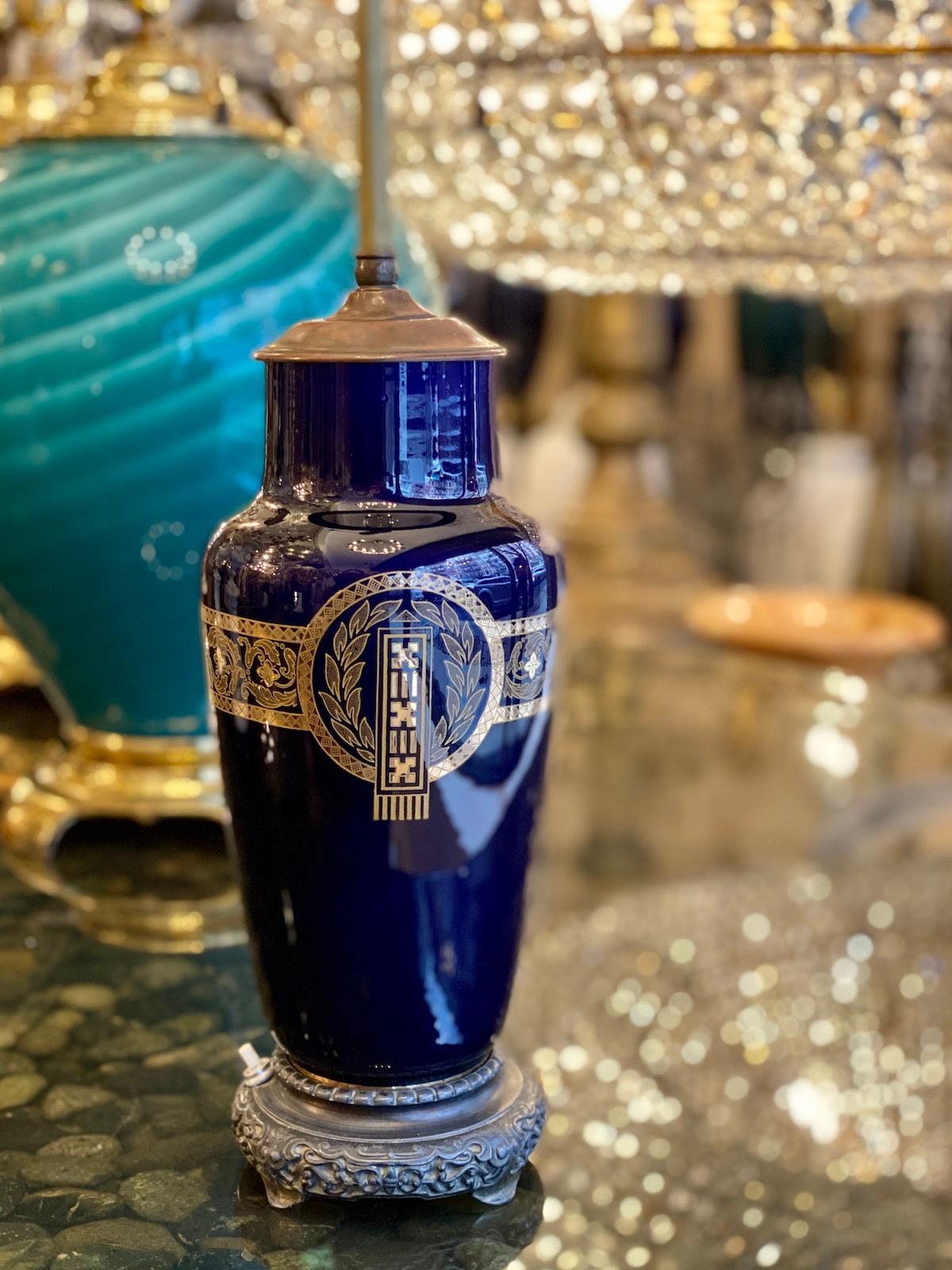 Lampe simple en porcelaine bleu cobalt Bon état - En vente à New York, NY