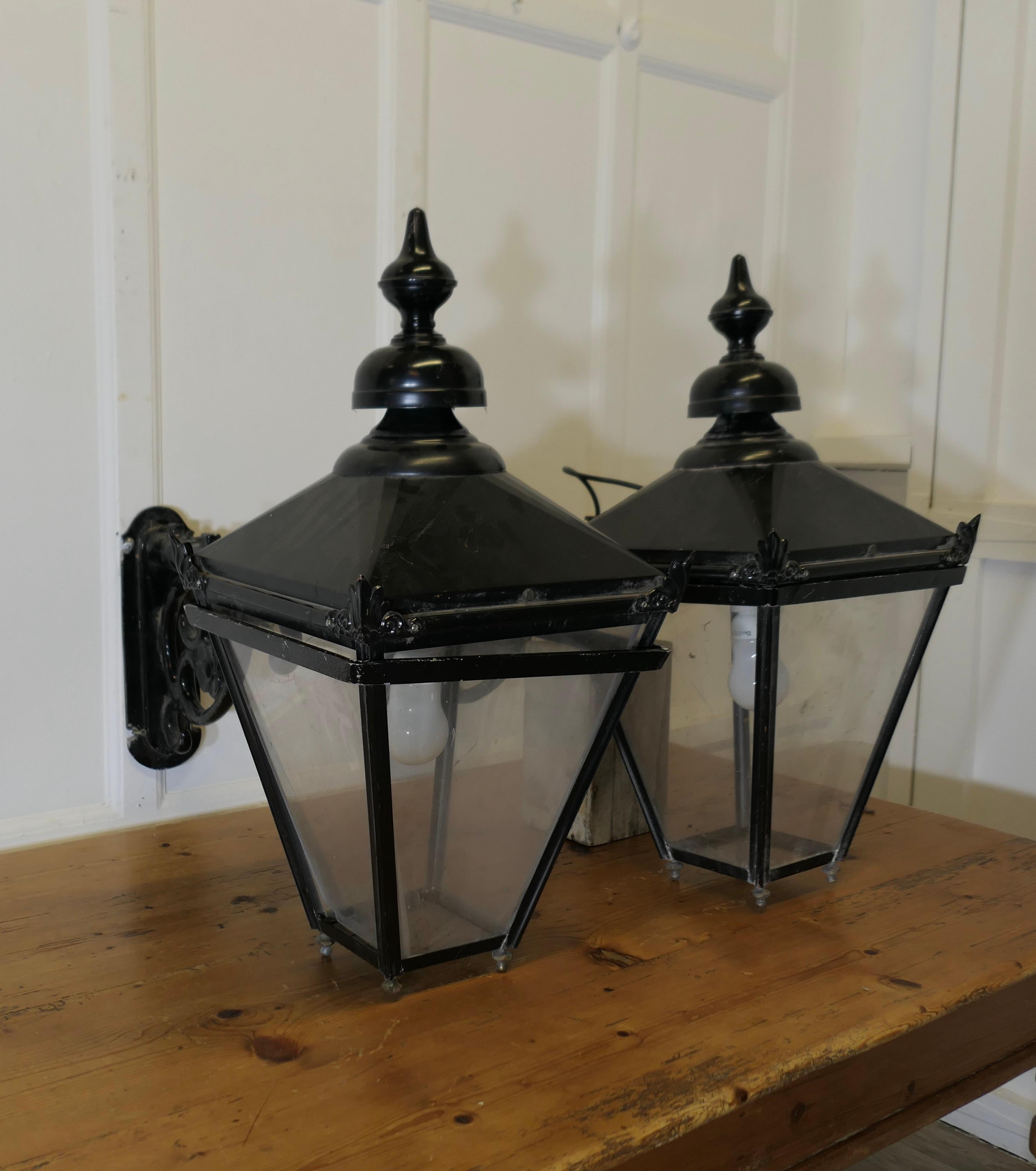 Lampe de table à une colonne en laiton français 

Cette lampe inhabituelle est posée sur une base à gradins et est accompagnée de son grand abat-jour d'origine fait à la main.

La lampe est une pièce ancienne en bon état avec un câblage remplacé,