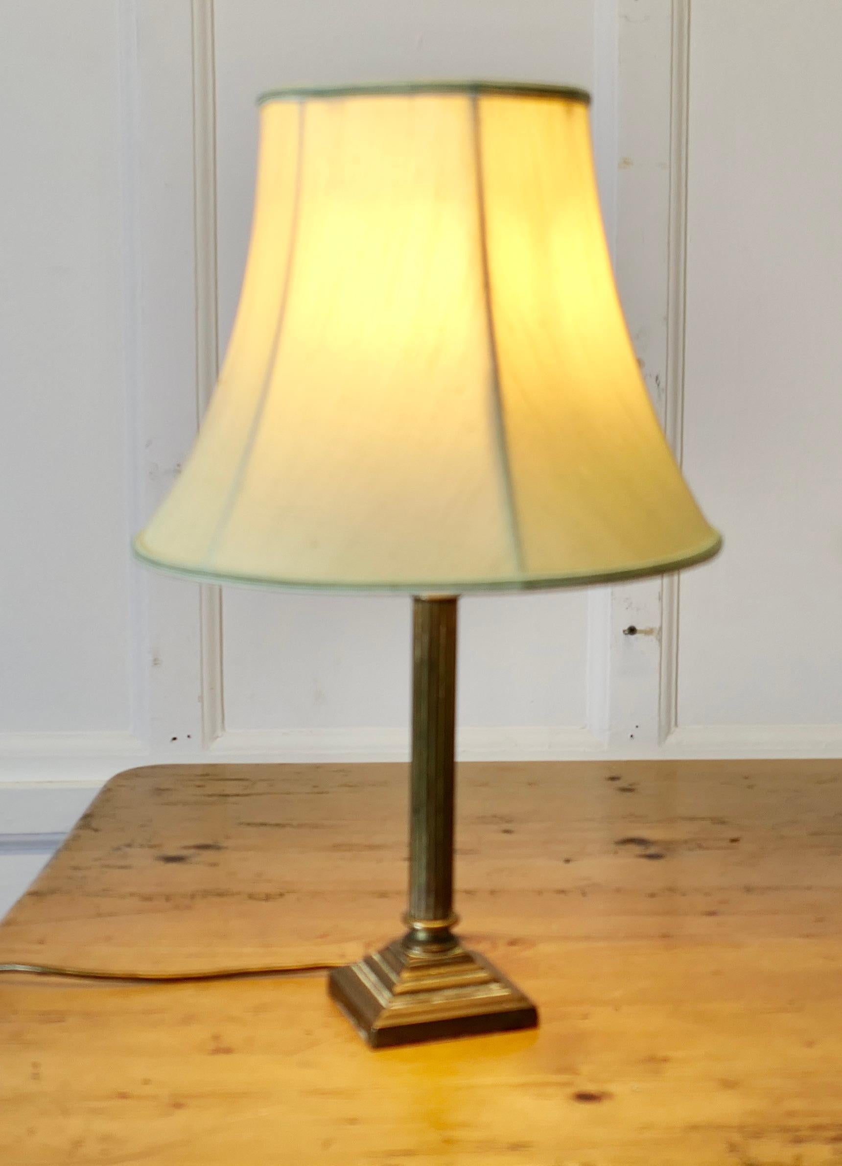 Romain classique Lampe de table à une colonne en laiton français en vente
