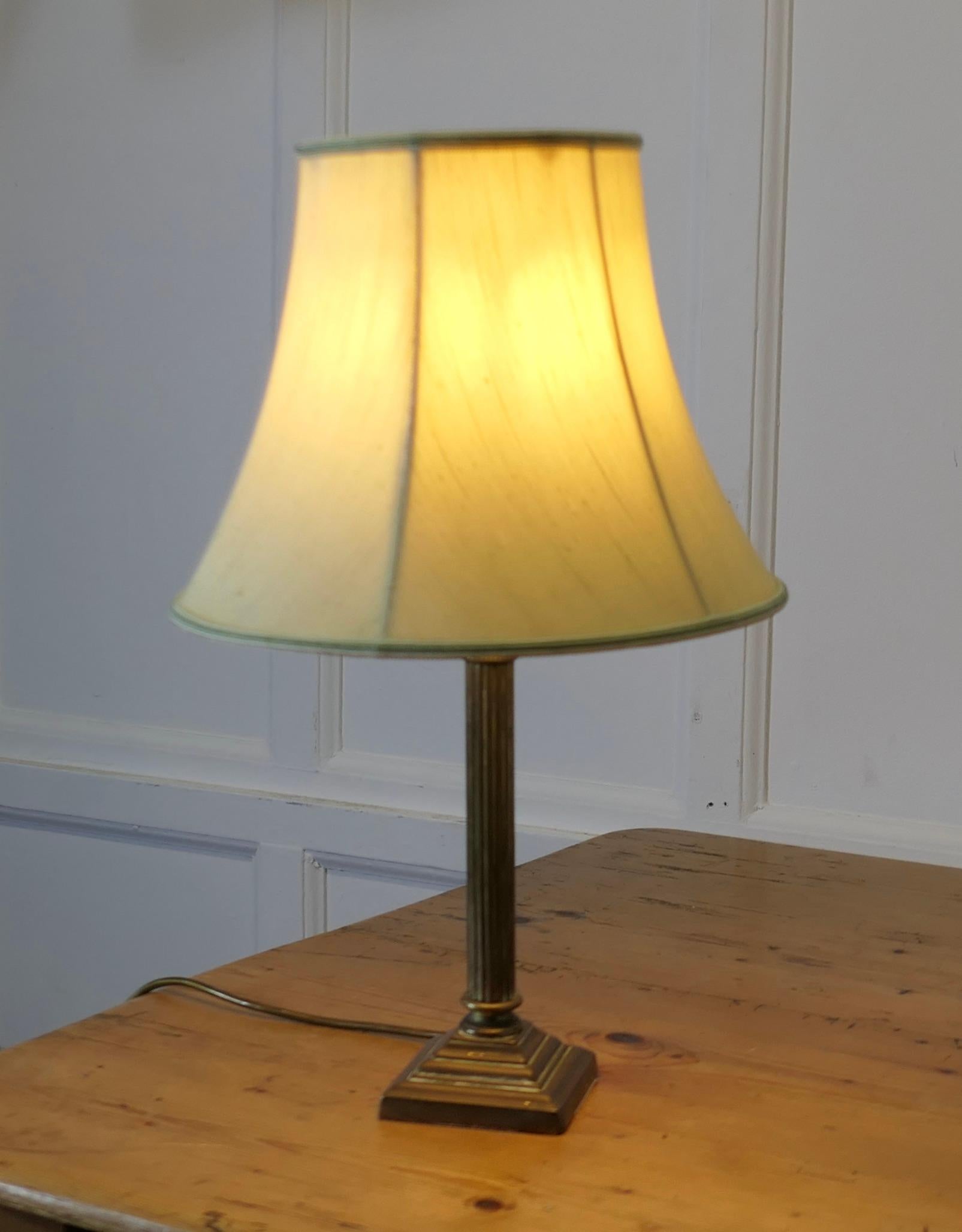 Lampe de table à une colonne en laiton français Bon état - En vente à Godshill, Isle of Wight