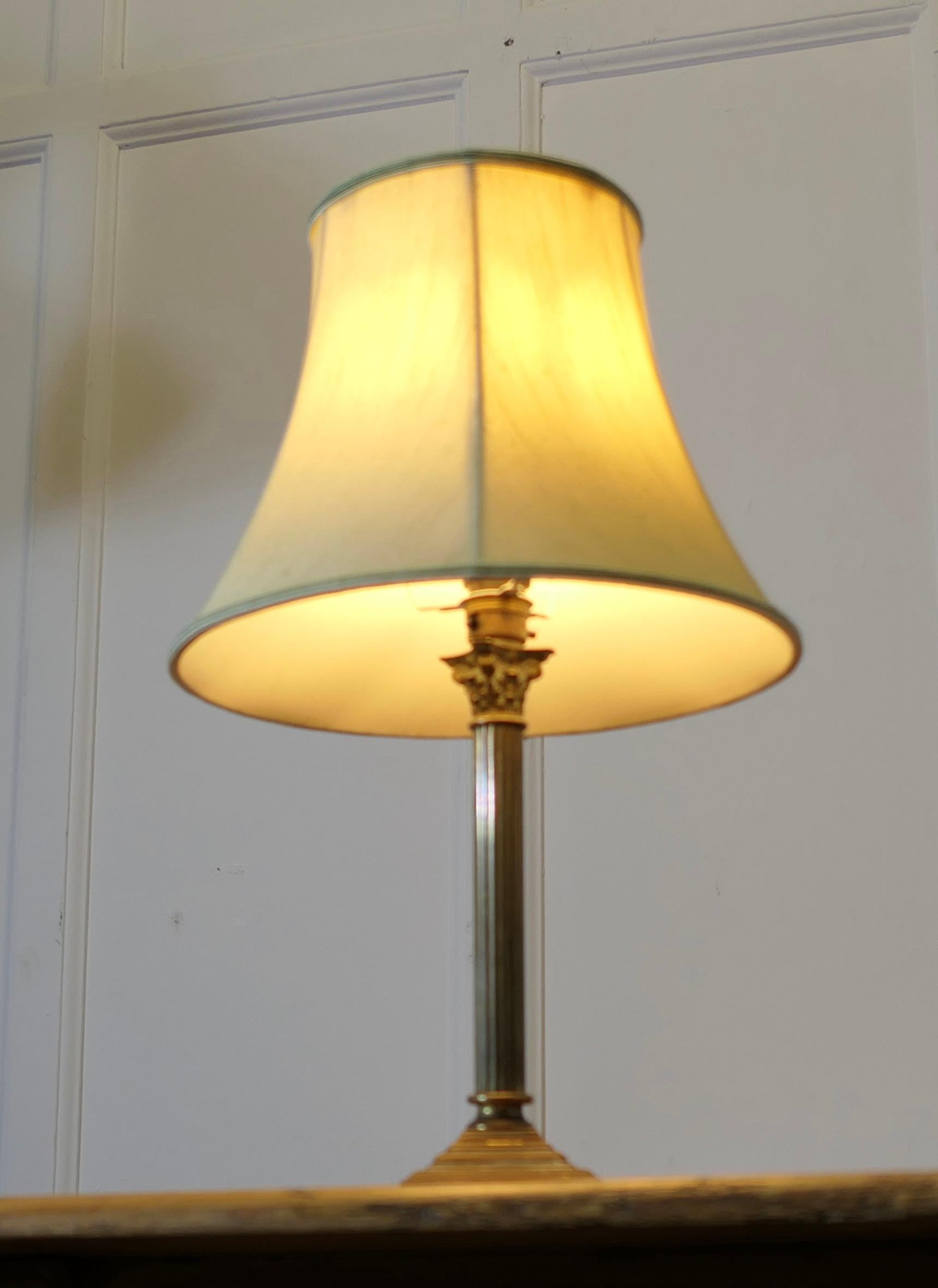 Début du 20ème siècle Lampe de table à une colonne en laiton français en vente