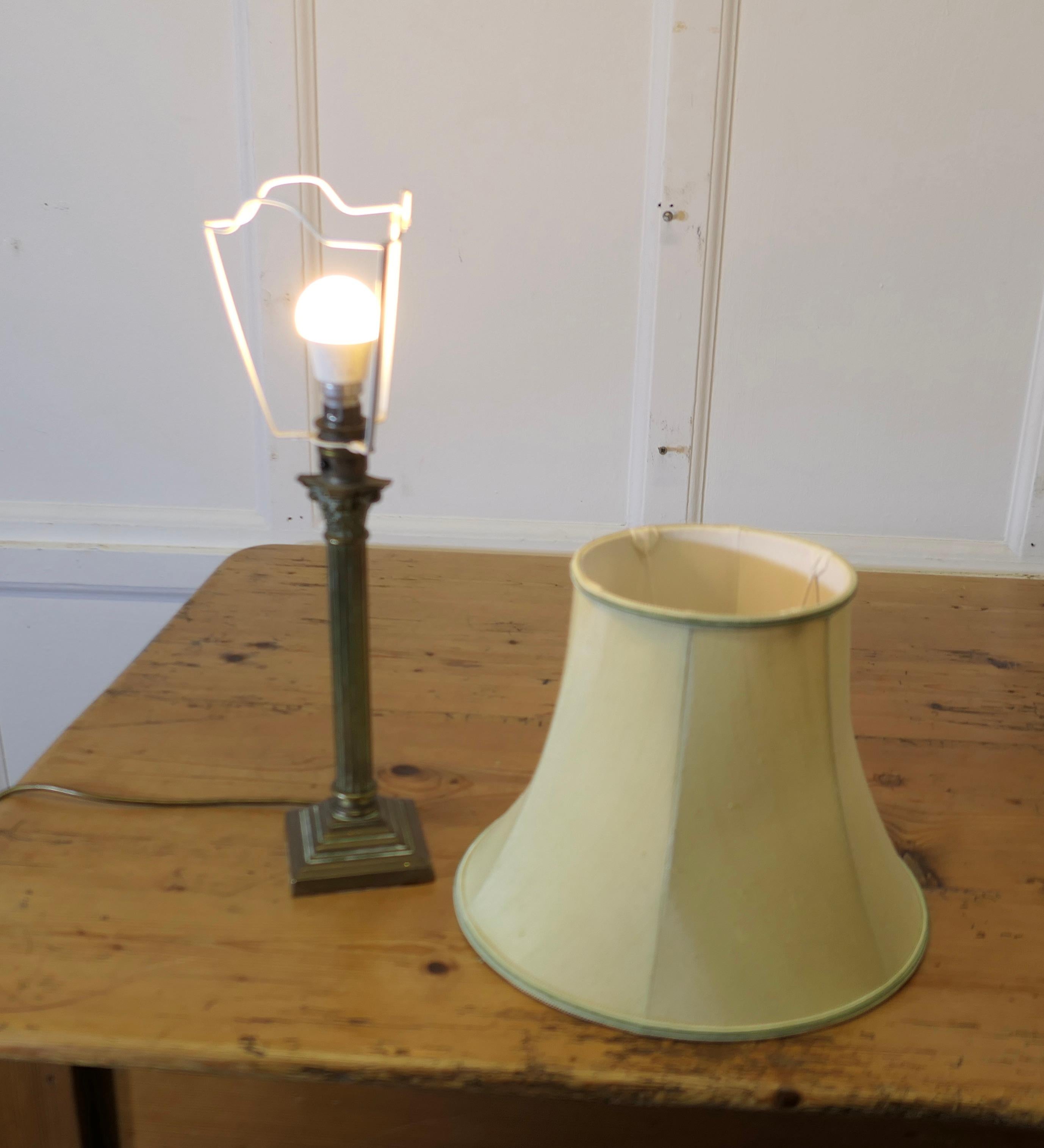 Laiton Lampe de table à une colonne en laiton français en vente