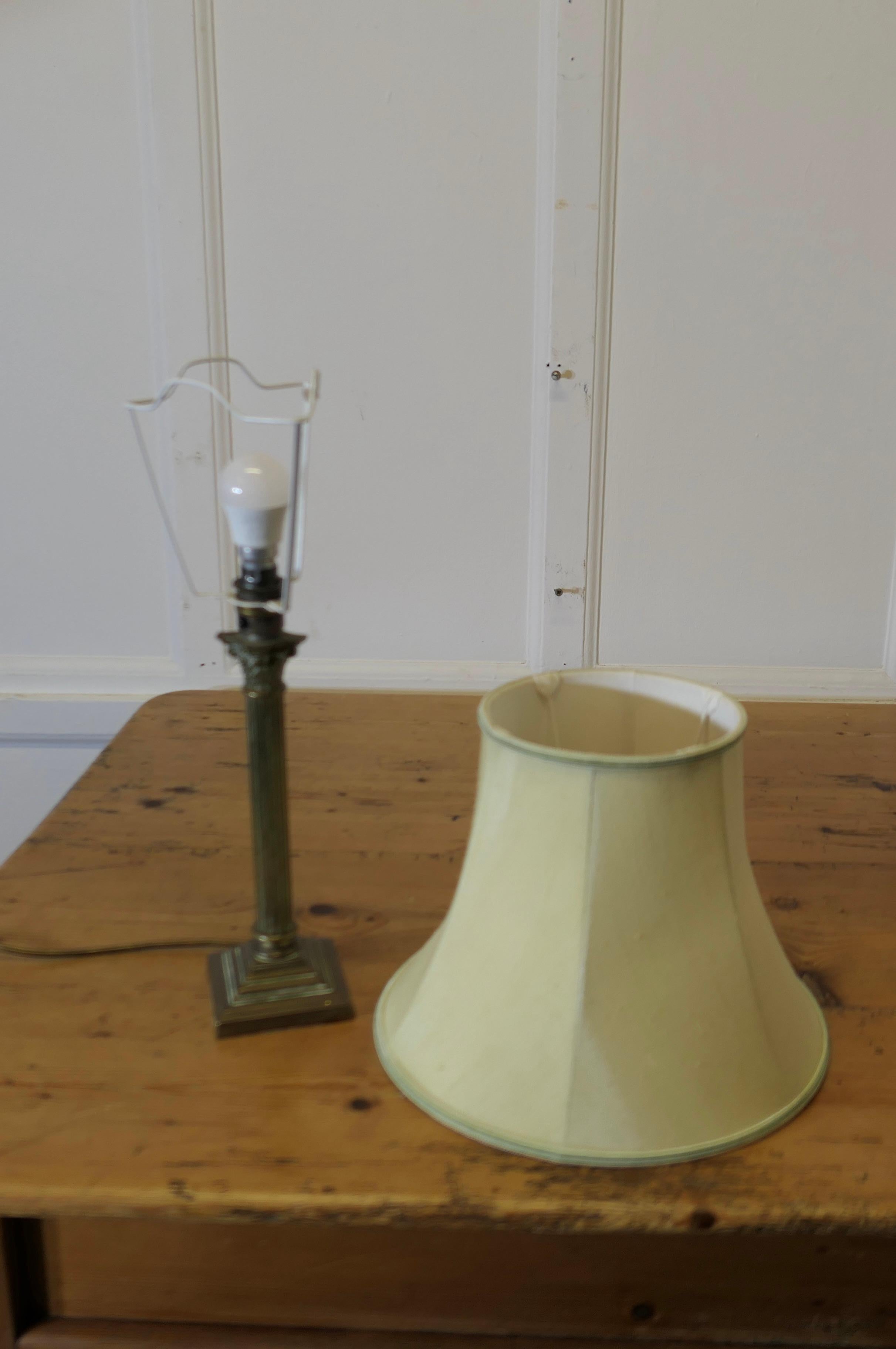 Lampe de table à une colonne en laiton français en vente 1