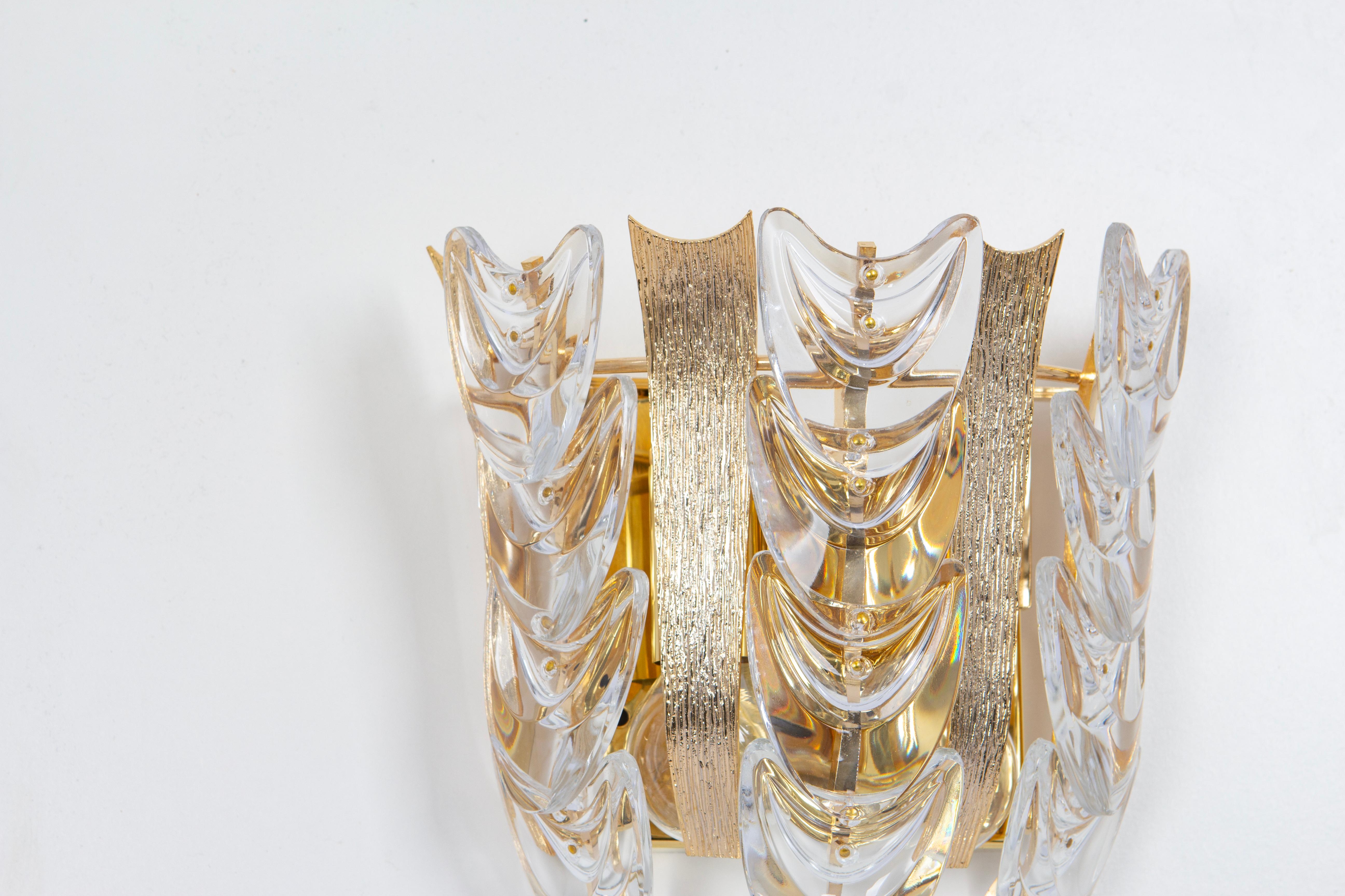 Wunderschöner goldener Wandleuchter, hergestellt von Palwa, Design Sciolari Style- Deutschland, um 1960-1969.
Kristallgläser auf einem vergoldeten Messingrahmen.
Das Beste aus den 1960er Jahren aus Deutschland.

Hochwertig und in sehr gutem Zustand.