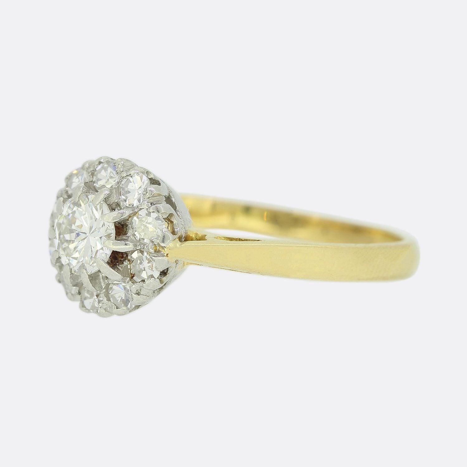 Si tratta di un classico anello a grappolo rotondo con un'aureola di diamanti rotondi a taglio singolo disposti intorno al diamante focale a taglio singolo più grande. Ogni pietra è incastonata a griffe nel platino per enfatizzarne l'importanza,