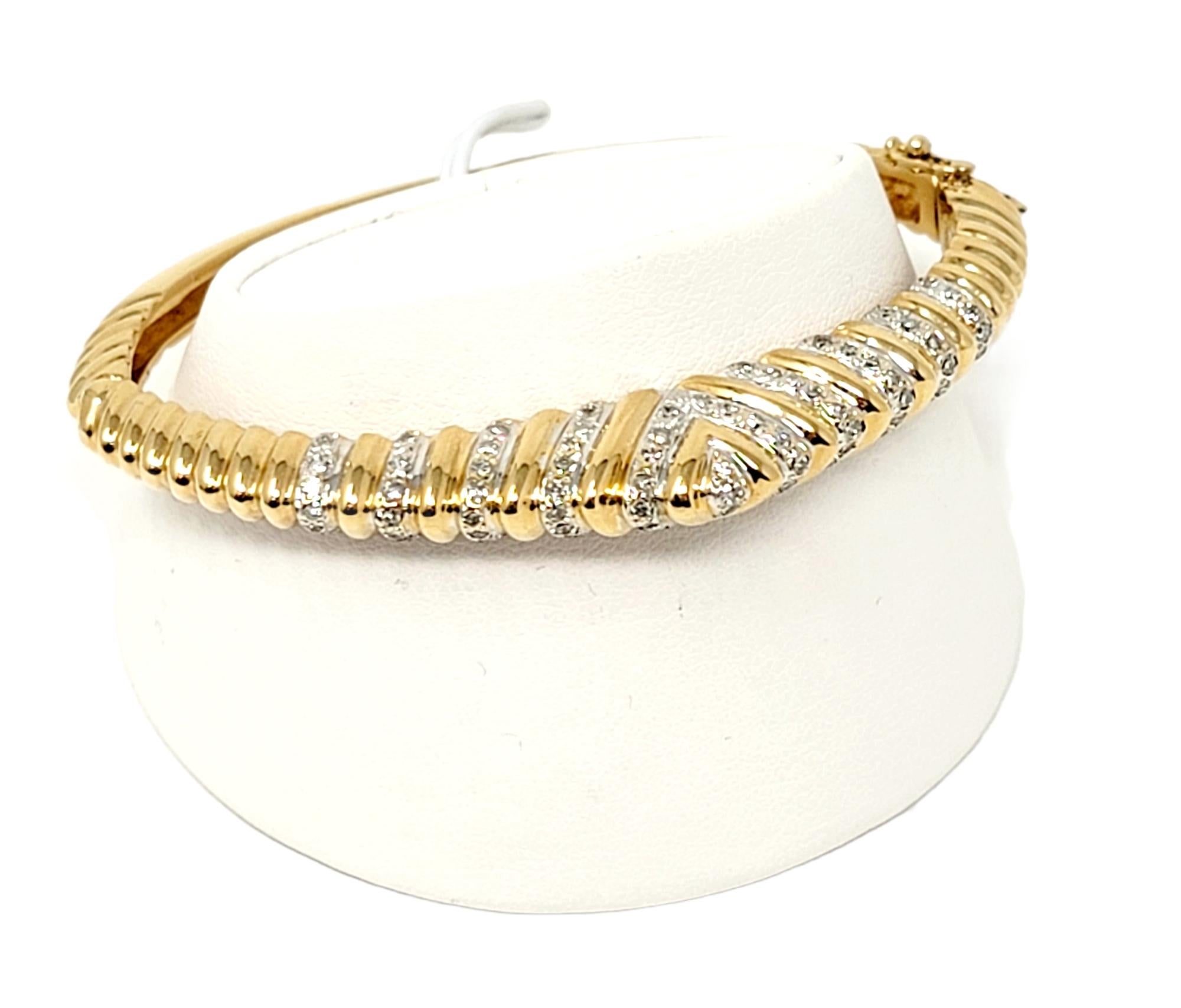 Bracciale a cerniera con diamanti a taglio singolo con cupola Chevron in oro giallo 14 carati In condizioni buone in vendita a Scottsdale, AZ