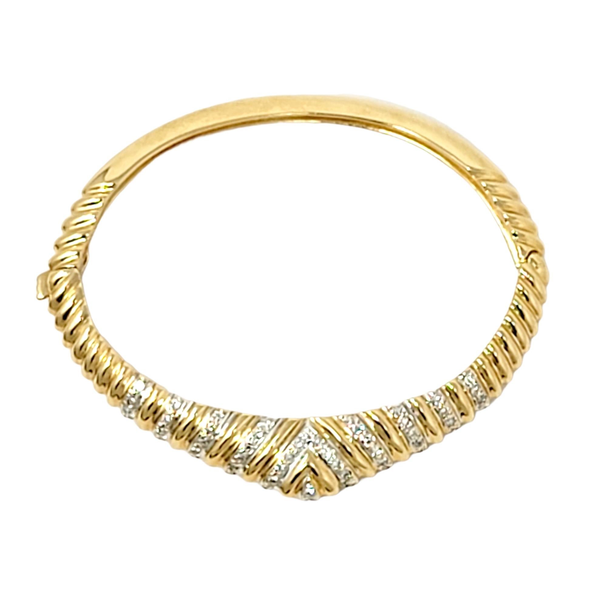 Donna Bracciale a cerniera con diamanti a taglio singolo con cupola Chevron in oro giallo 14 carati in vendita