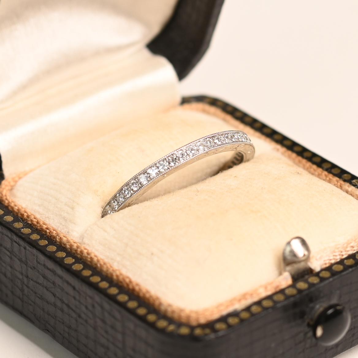 Ce bracelet d'éternité exquis est fabriqué en platine et présente un sertissage pavé orné de diamants taille unique étincelants. Chaque pierre est méticuleusement sertie pour créer un affichage continu de la brillance, mettant en valeur l'élégance