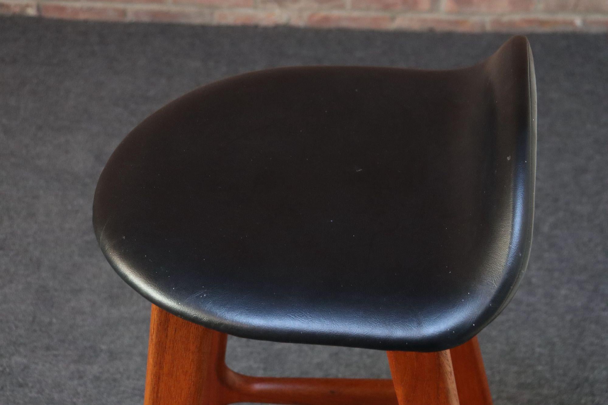 Sgabello singolo moderno danese scultoreo in teak di Erik Buch per D. A. Møbler in vendita 4