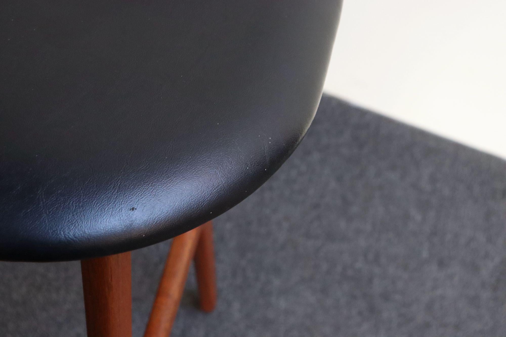 Sgabello singolo moderno danese scultoreo in teak di Erik Buch per D. A. Møbler in vendita 6