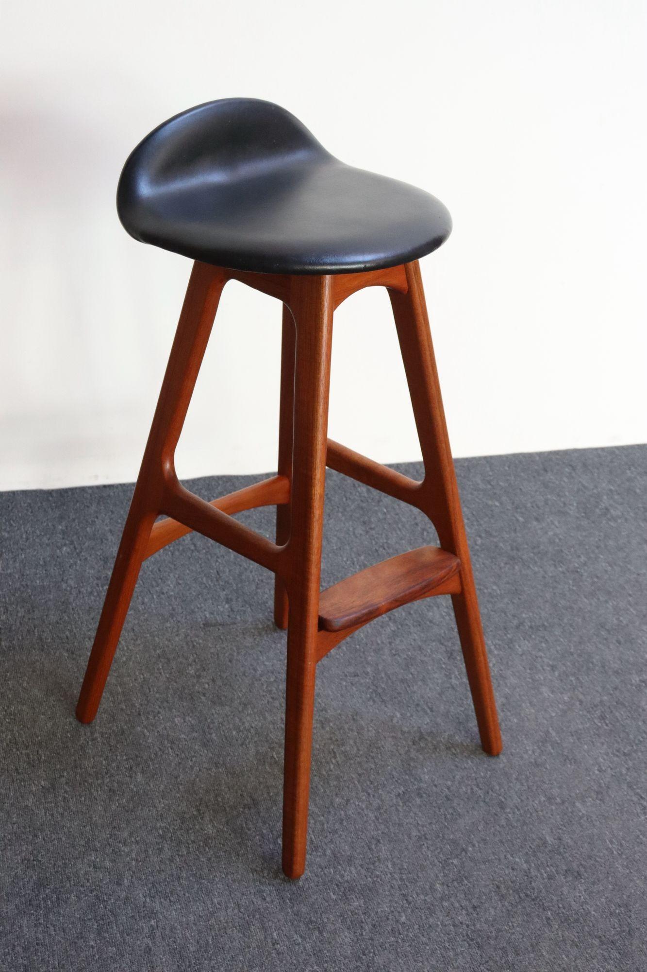 Sgabello da bar singolo modello #OD-61 disegnato da Eric Buch per O. D. Mobler (ex Oddense), anni '70 circa, Danimarca.
Eleganza, scultura, struttura in teak a forma organica con sedile curvo in vinile nero 