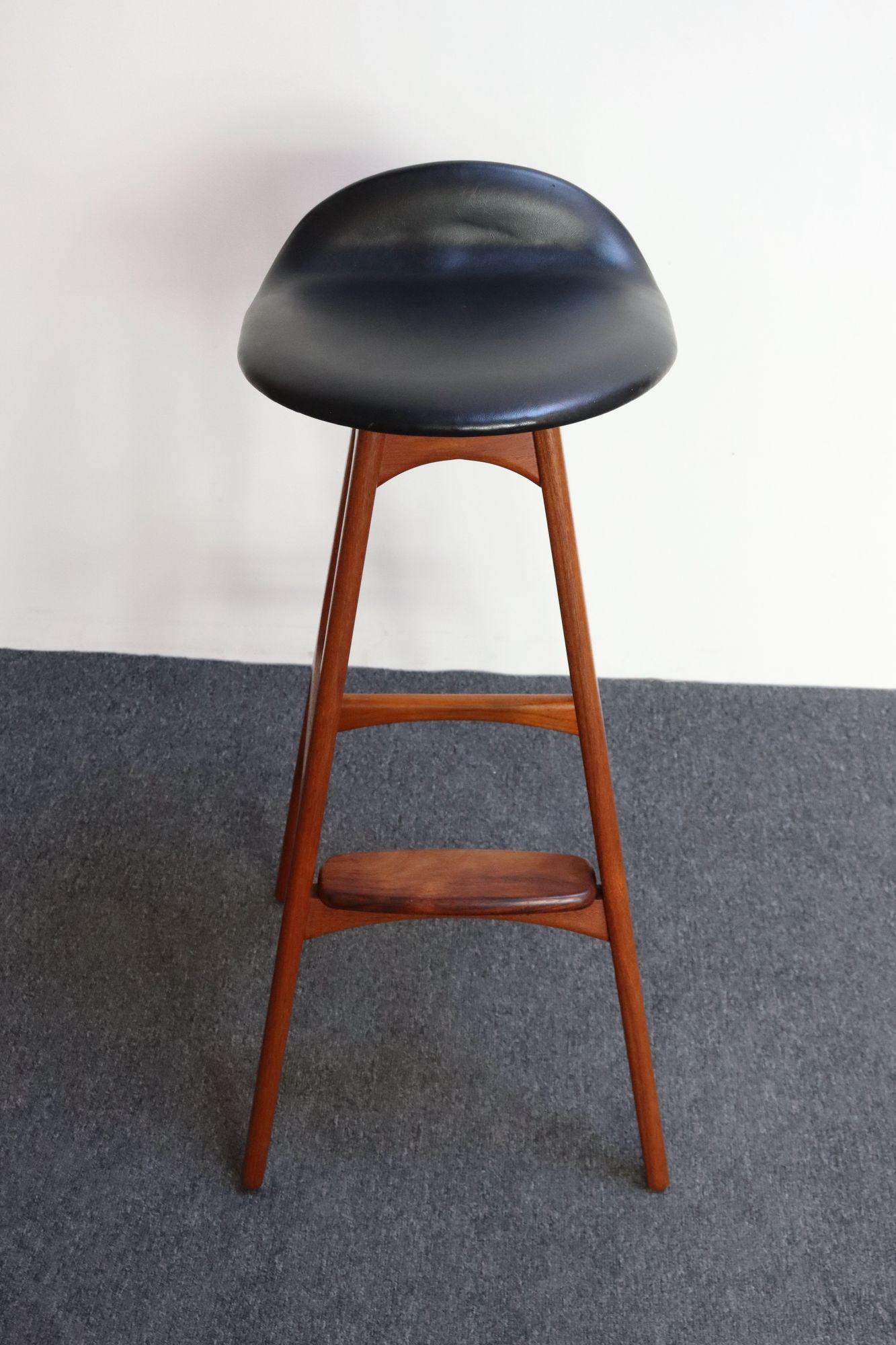 Americano Sgabello singolo moderno danese scultoreo in teak di Erik Buch per D. A. Møbler in vendita