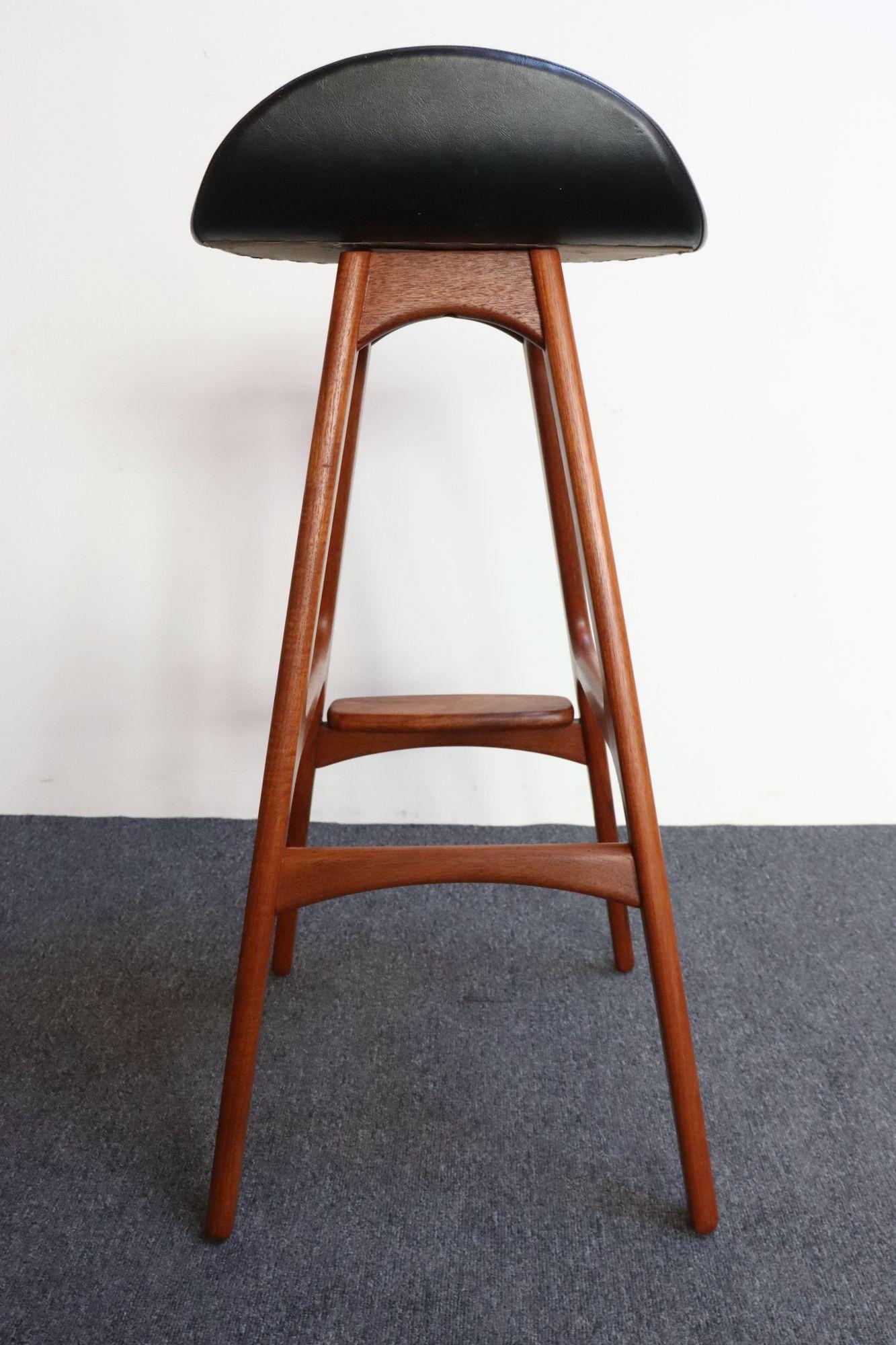 Fine XX secolo Sgabello singolo moderno danese scultoreo in teak di Erik Buch per D. A. Møbler in vendita