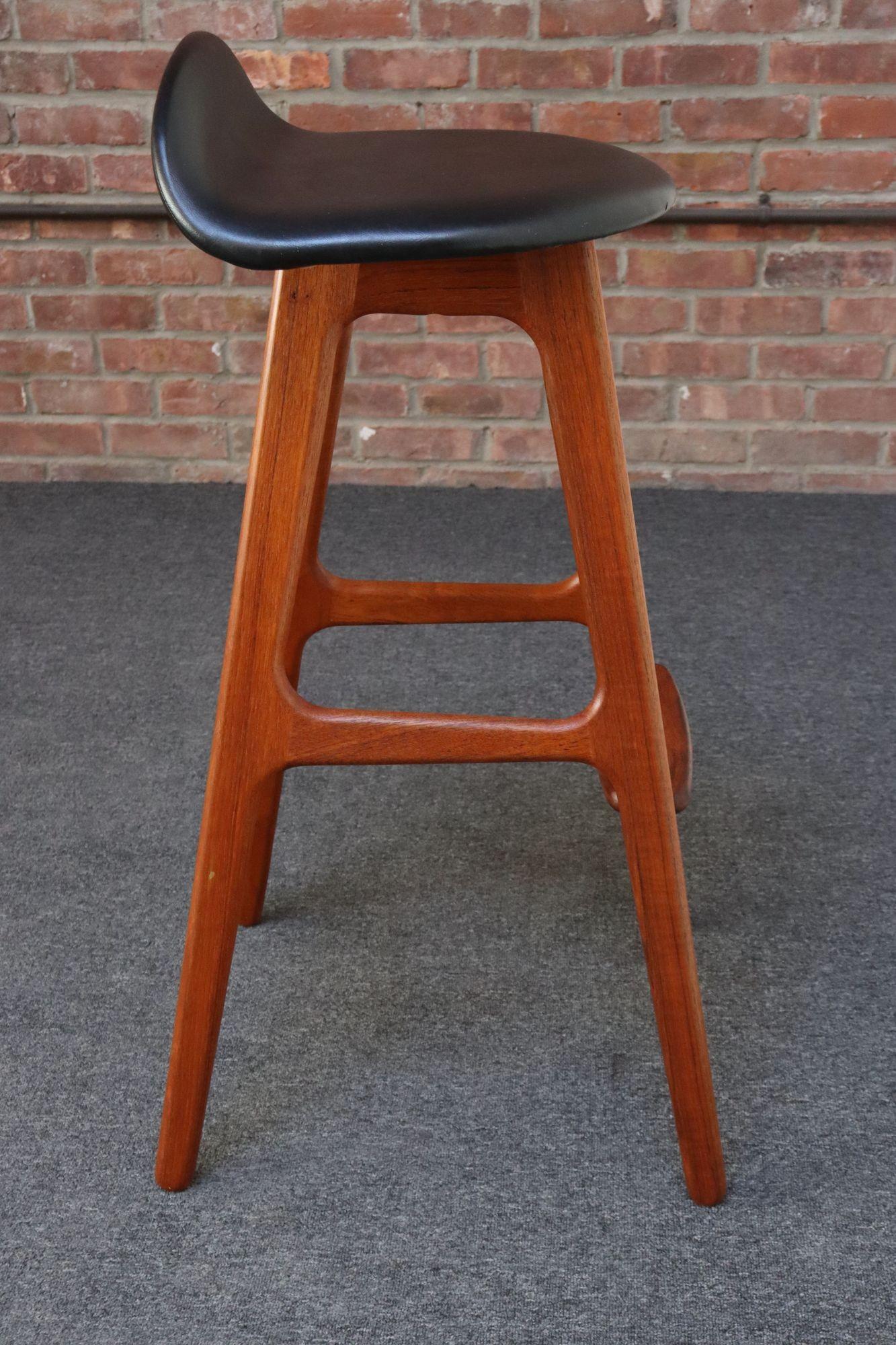 Sgabello singolo moderno danese scultoreo in teak di Erik Buch per D. A. Møbler in vendita 1