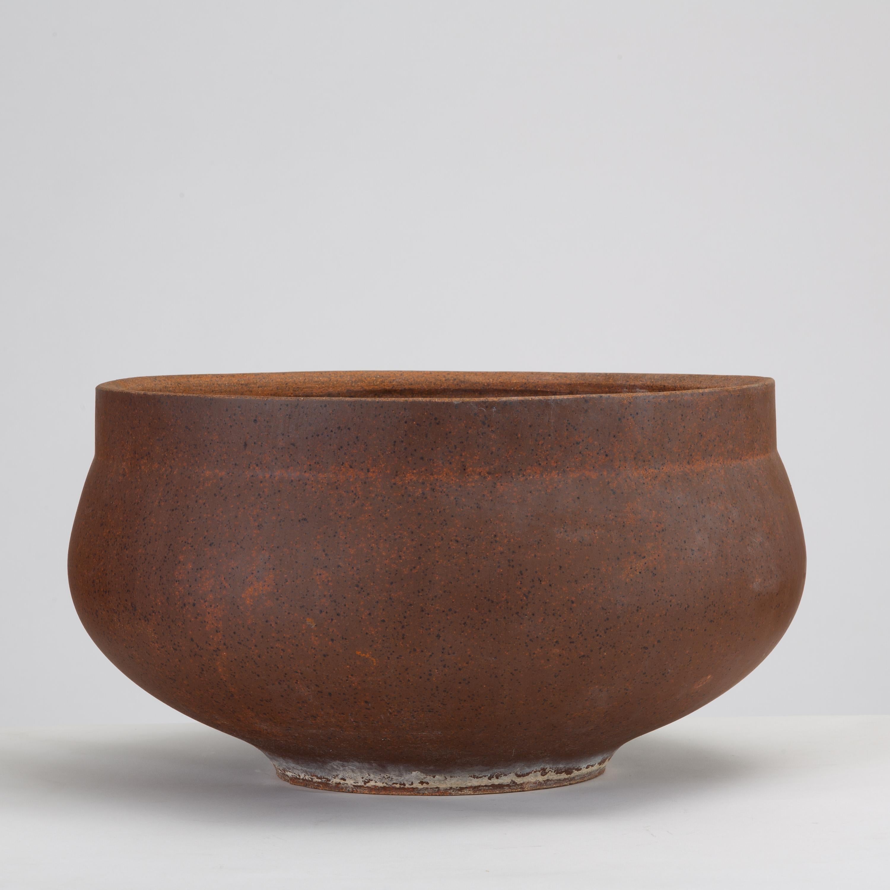 A single ceramic bowl planter from David Cressey's Pro/Artisan collection for Architectural Pottery. The unglazed planter has slightly bowed sides and a flattened lip. Listed price is for a single planter. 

Condition: Excellent vintage condition;