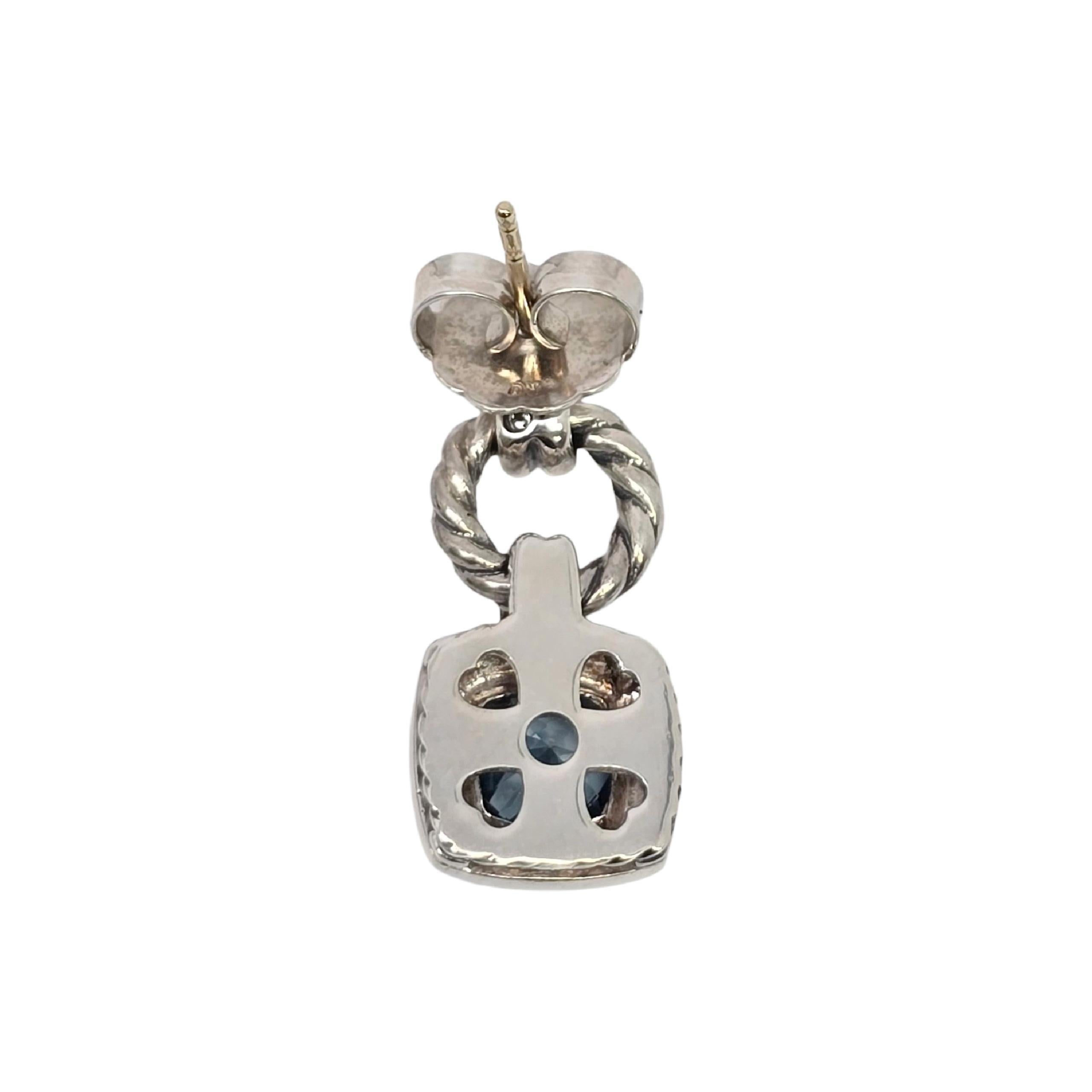 Un orecchino a goccia Albion in argento 925 di David Yurman

Un autentico orecchino David Yurman con un topazio blu quadrato incastonato che penzola da un cerchio a spirale. Perno in oro giallo 18 carati.

Pesa circa 4,4 g, 2,8 dwt

Misura circa 1