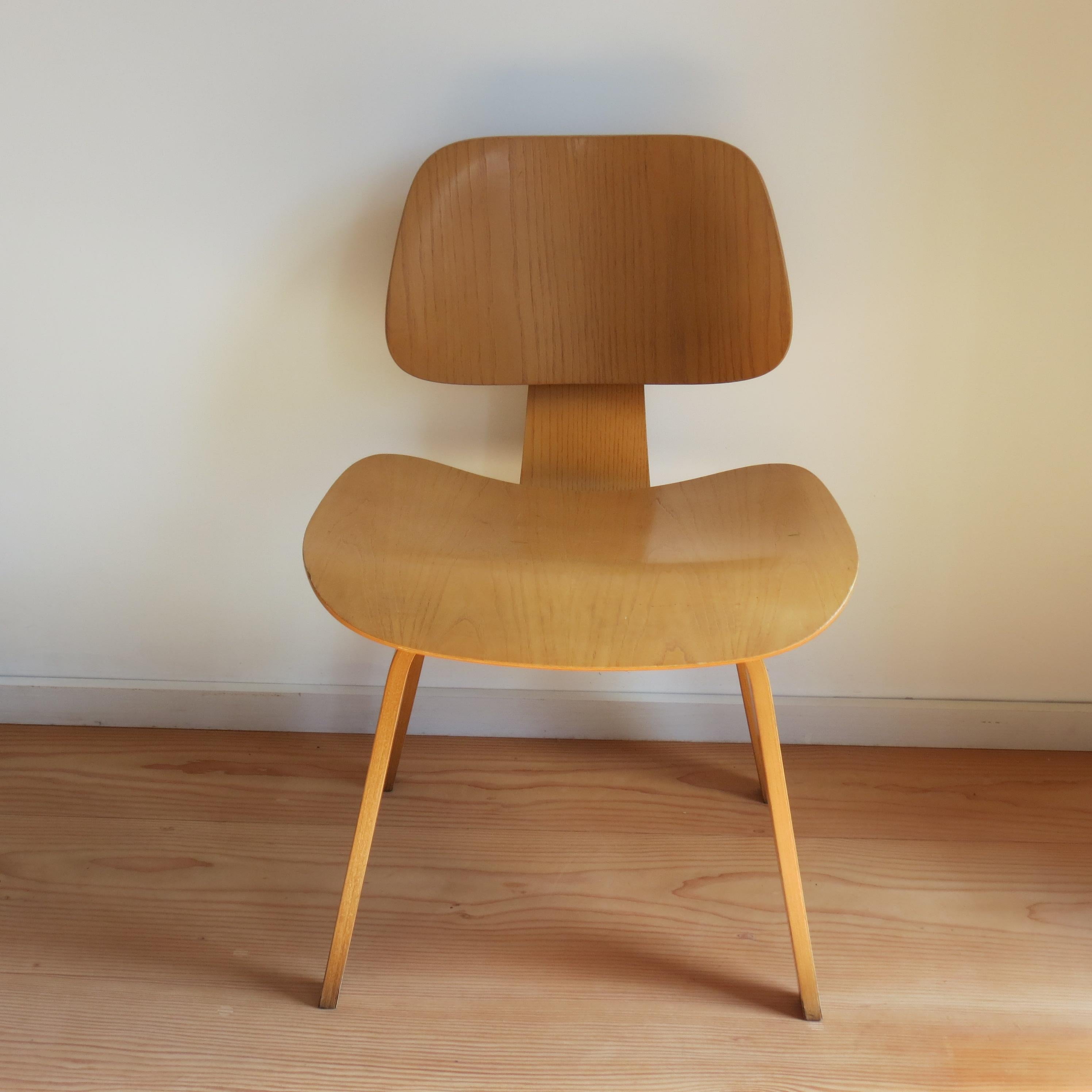 Wonderful DCW dining chair, designed by Charles Eames and manufactured by Vitra. 
Made from Ash veneered moulded plywood with rubber mounts. Vitra label to the underside, dated 1999.
In good vintage condition, minimal signs of wear over all as can
