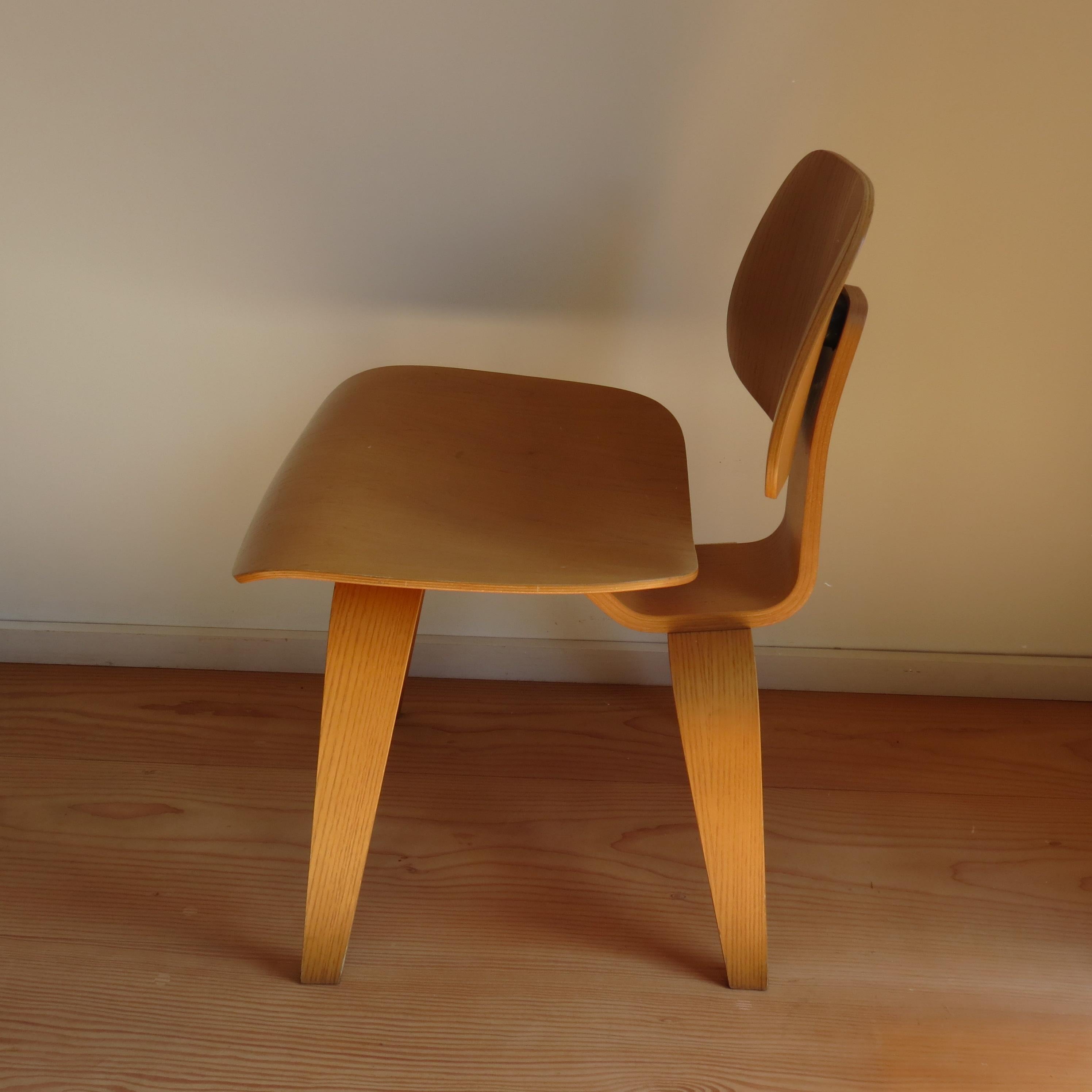 Single DCW Dining Chair by Charles Eames for Vitra Plywood 1999 In Good Condition In Stow on the Wold, GB