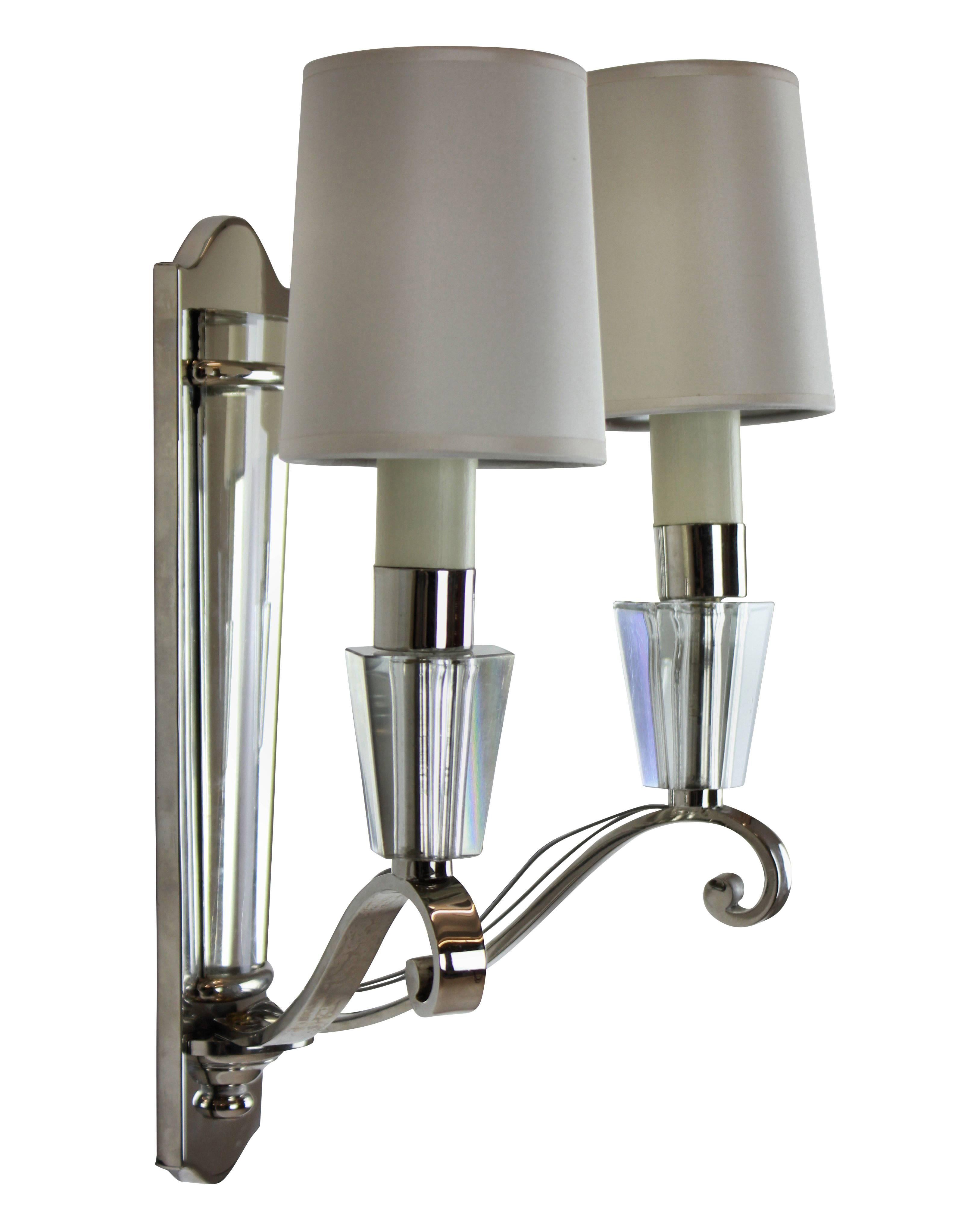 A single French deco style wall light of three branches, nickel-plated with cut-glass back plate and nozzles.

 