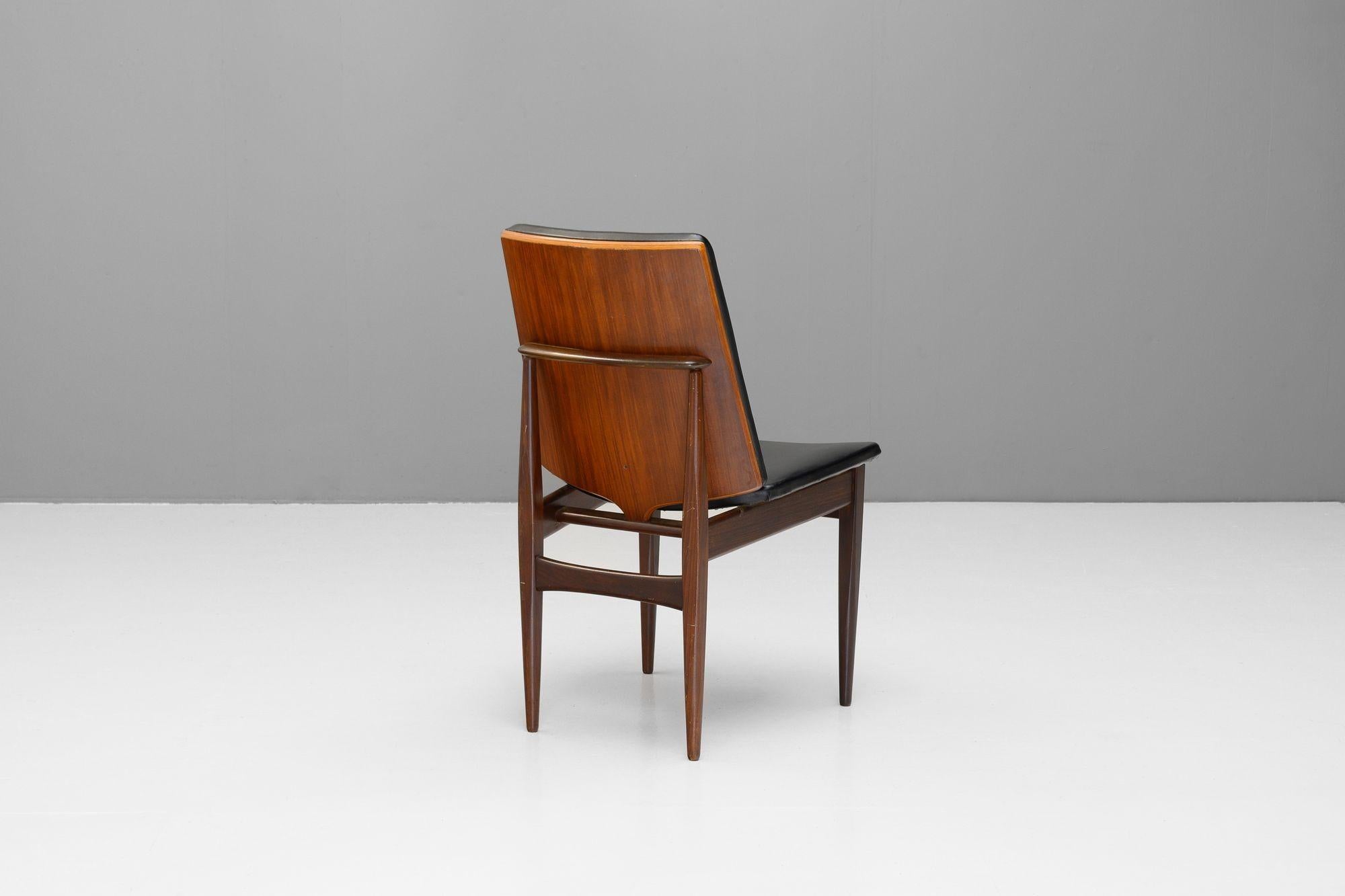 Einzelner Schreibtischstuhl aus der Mitte des Jahrhunderts. Rahmen aus Teakholz und originale schwarze Vinylverkleidung. Wiederhergestellt. K.K. um 1970.
H 88cm (SH 45cm) x B 50cm x T 60cm