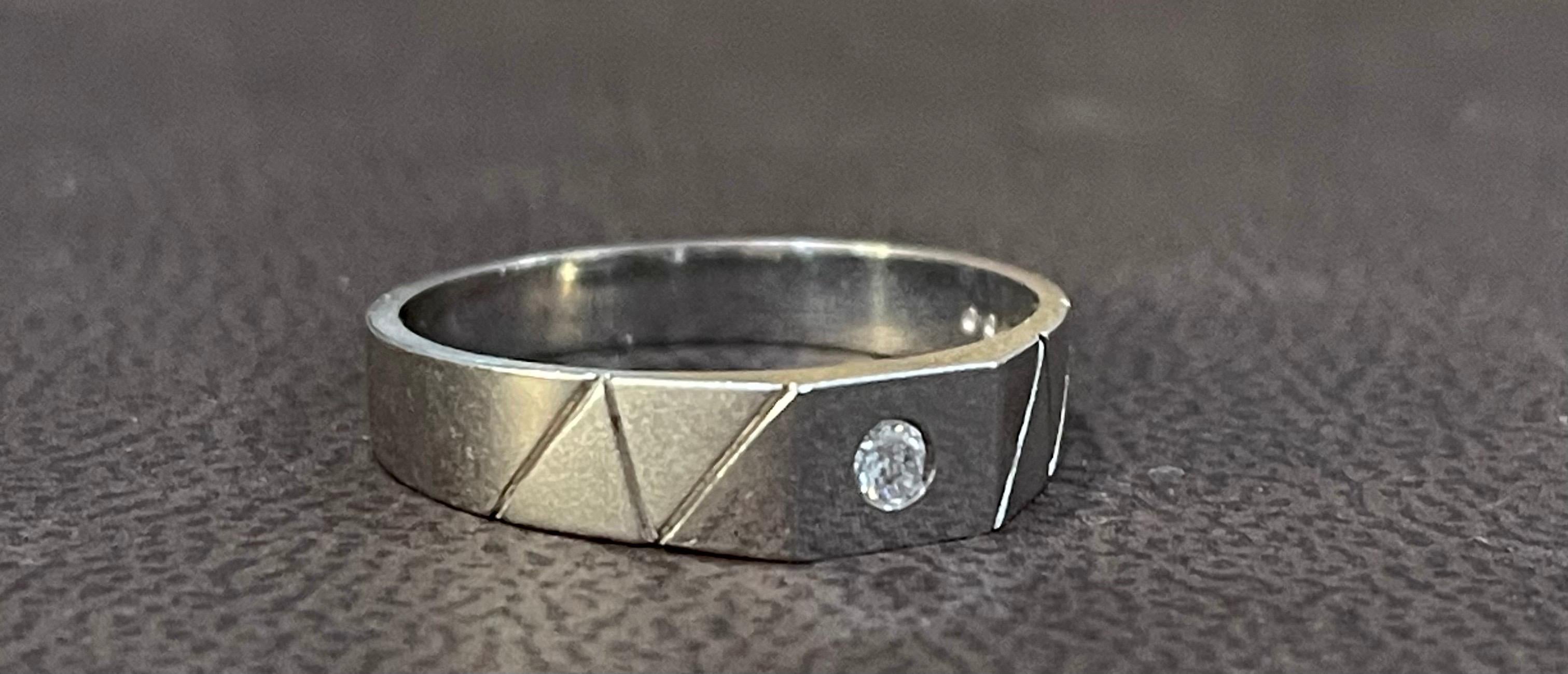 Round Cut Single Diamond Traditional Ring/Band 18 Karat White Gold Unisex For Sale