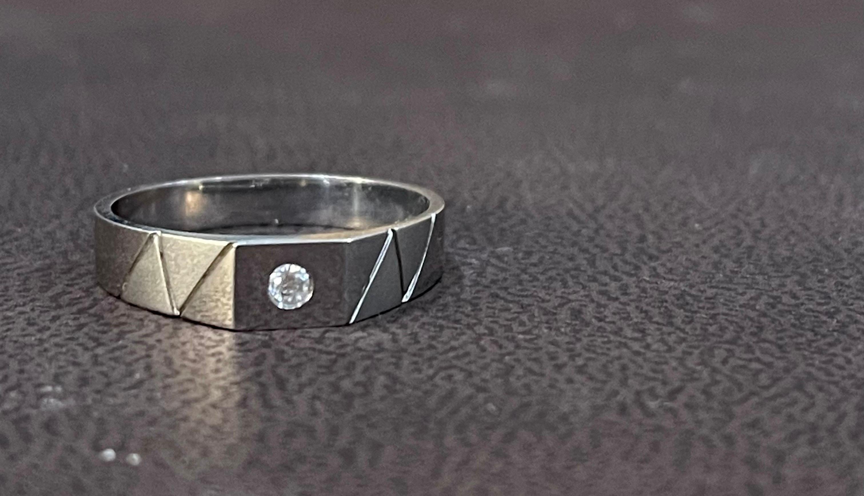 Single Diamond Traditional Ring/Band 18 Karat White Gold Unisex For Sale 2