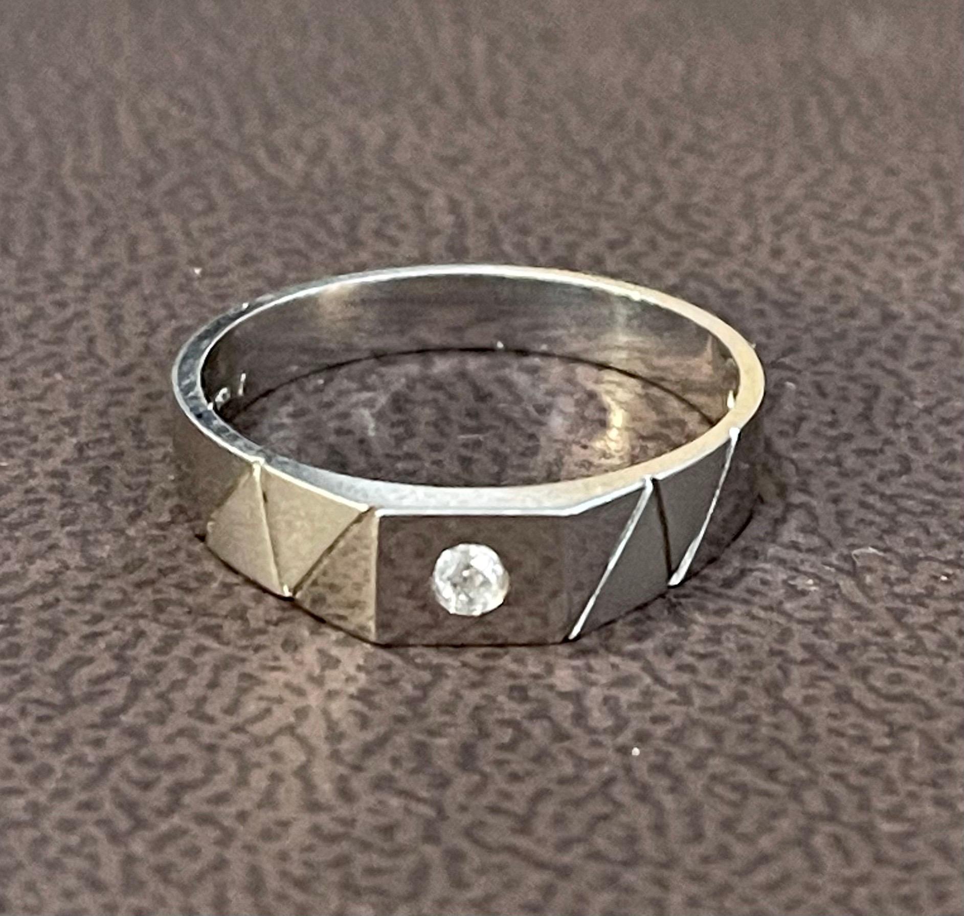 Single Diamond Traditional Ring/Band 18 Karat White Gold Unisex For Sale 3