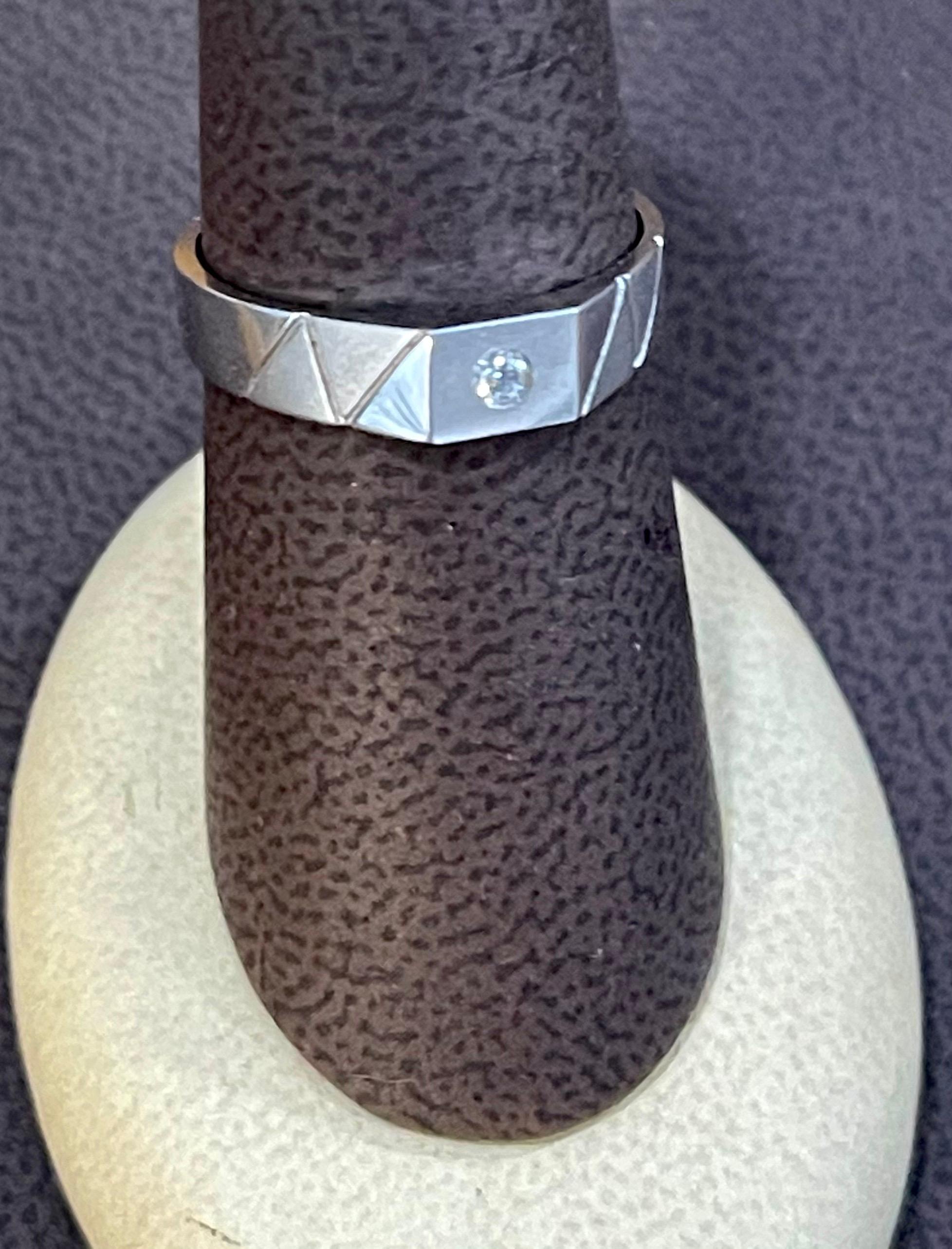 Bague/anneau traditionnel unisexe en or blanc 18 carats avec un seul diamant en vente 3