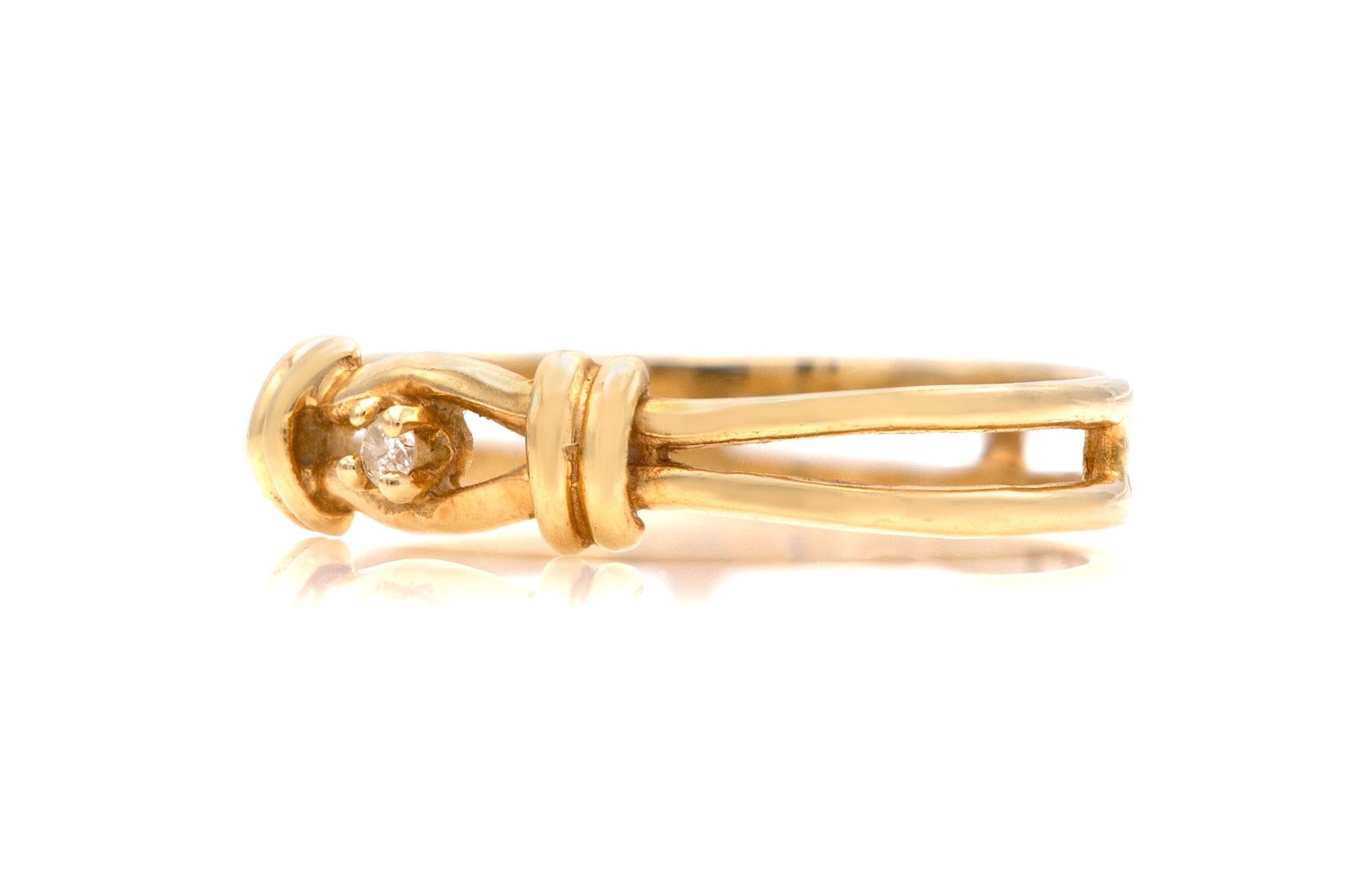 Round Cut Single Diamond Yellow Gold Ring For Sale