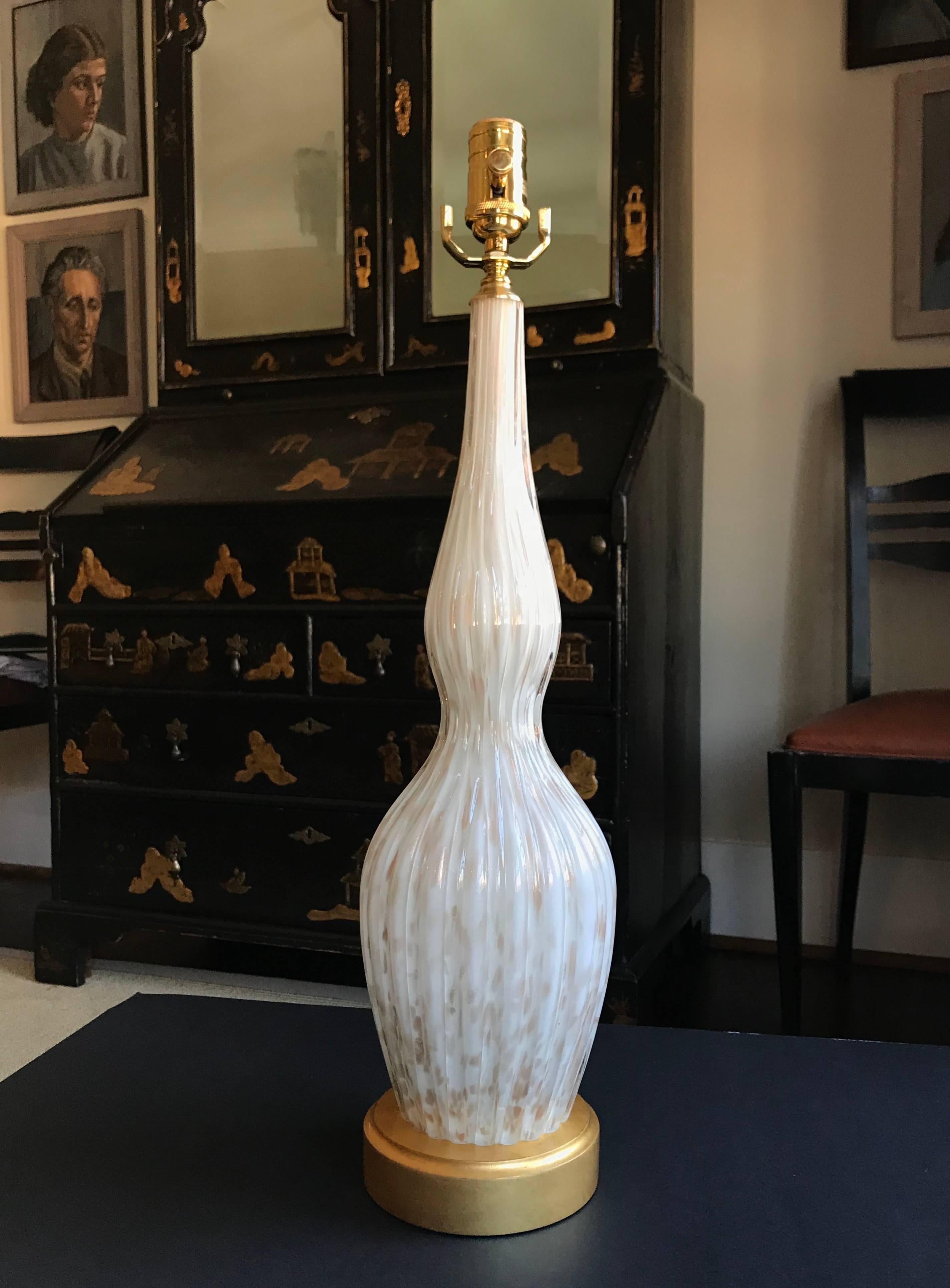 Single Italian Murano glass lamp with thick ribs of clear glass encasing white glass with bubbles and gold aventurine flecks in double gourd form. Newly wired for US with full range dimmer socket, brass fittings, 23-karat matte gold gilt heavy wood