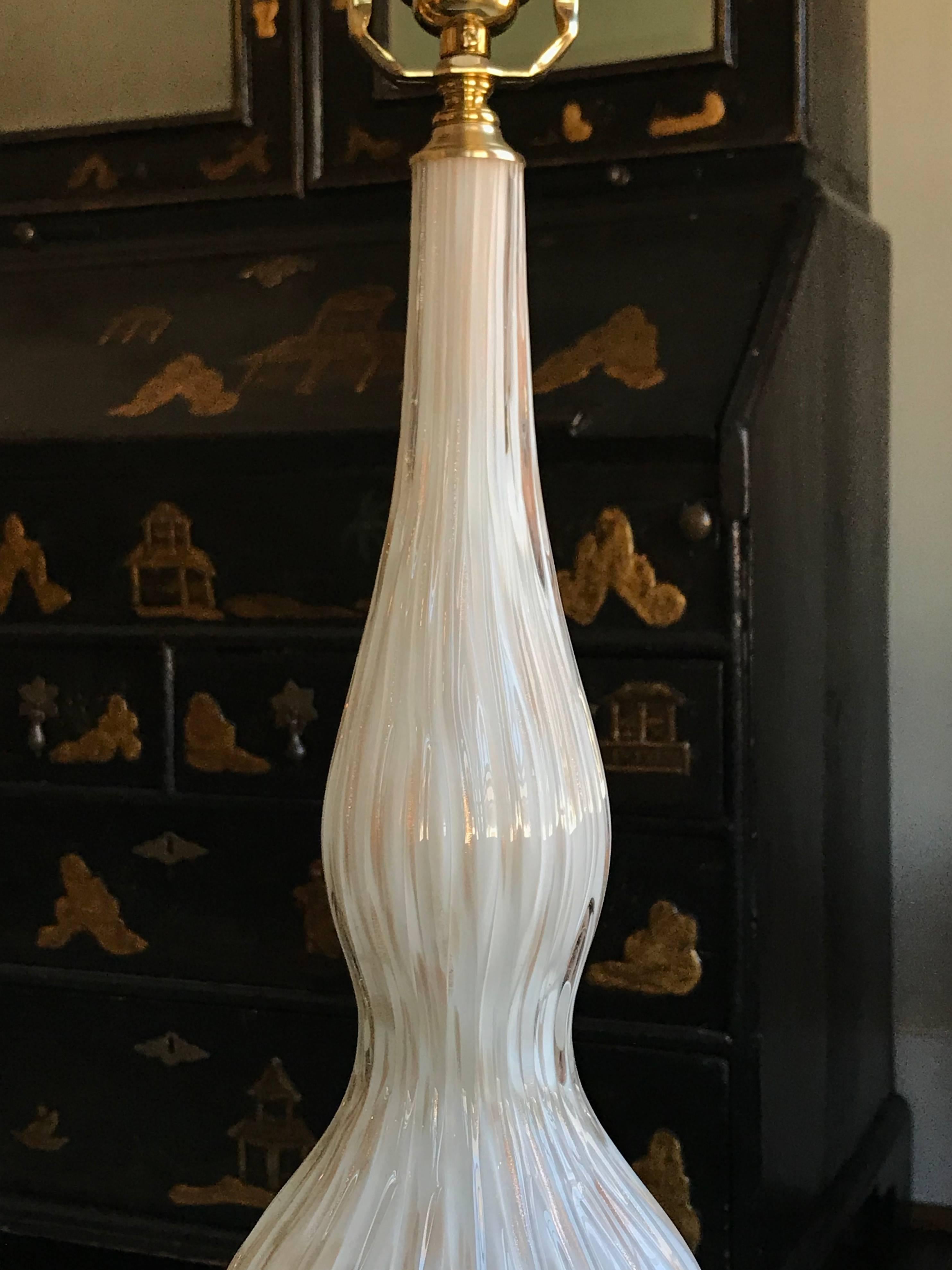 Mid-20th Century Single Double Gourd Italian Murano Glass Lamp in White and Gold For Sale