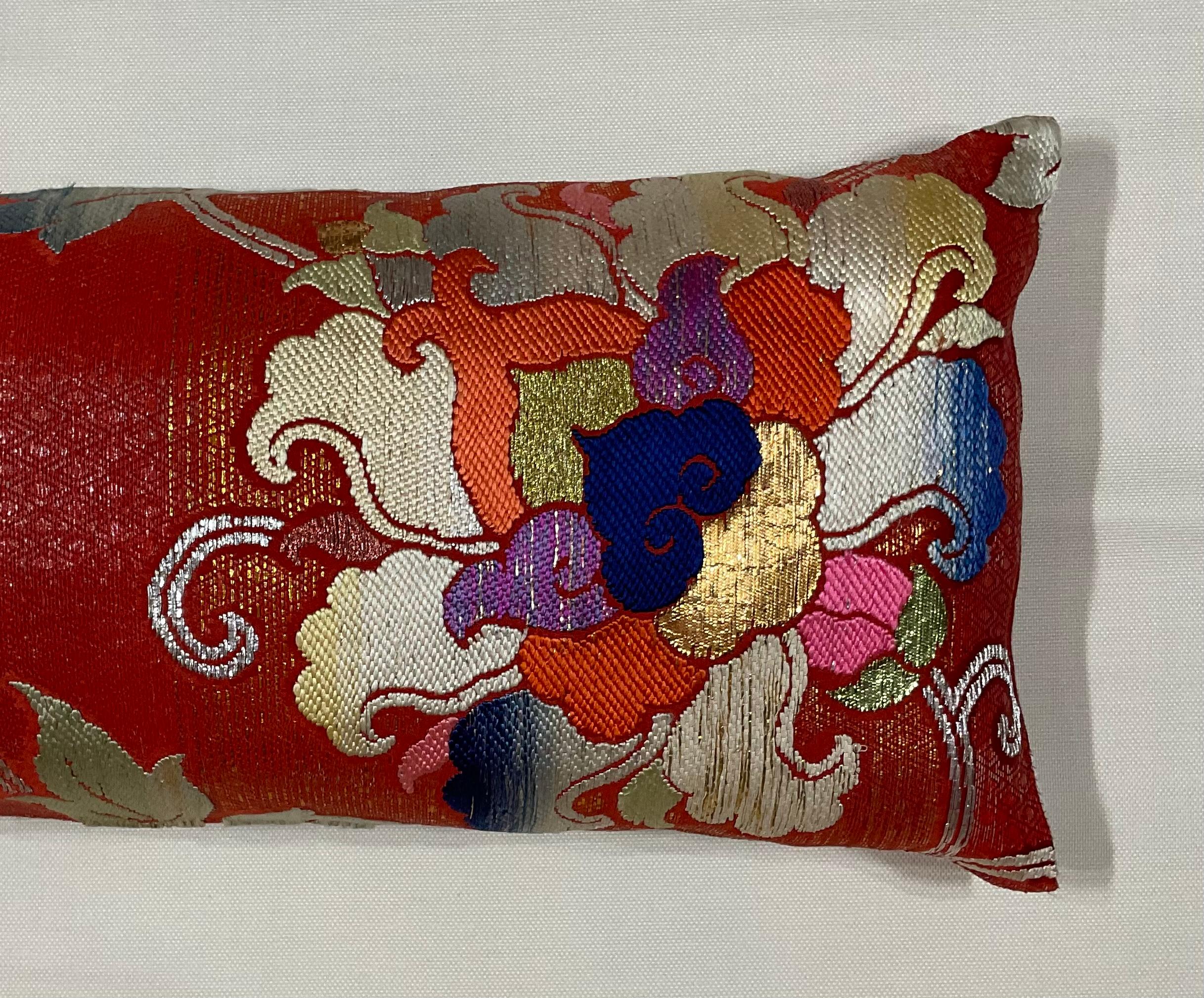 Bellissimo cuscino realizzato in seta, cotone e fili metallici argento e oro, con un eccezionale motivo floreale a doppia faccia.
Nuovo inserto di qualità.