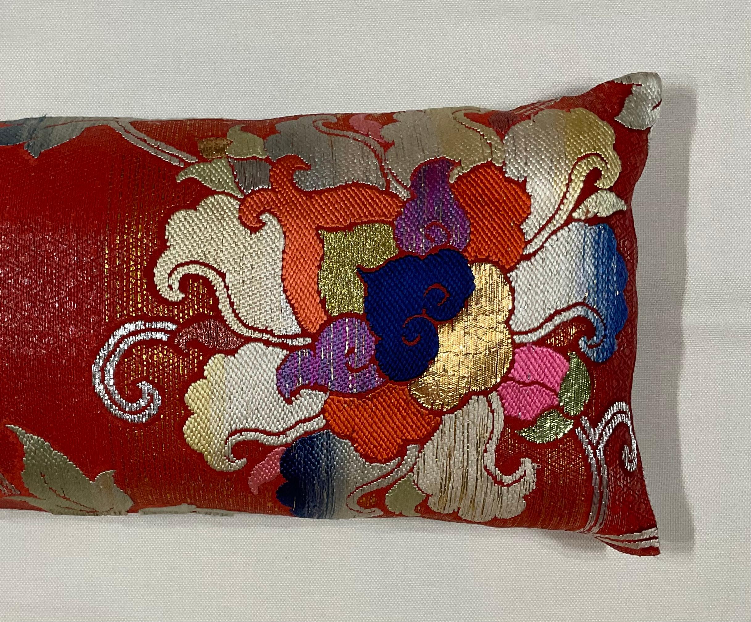 Beautiful pillow made of silk, cotton and silver and gold metallic threads, exceptional double side floral motif.
New quality insert.