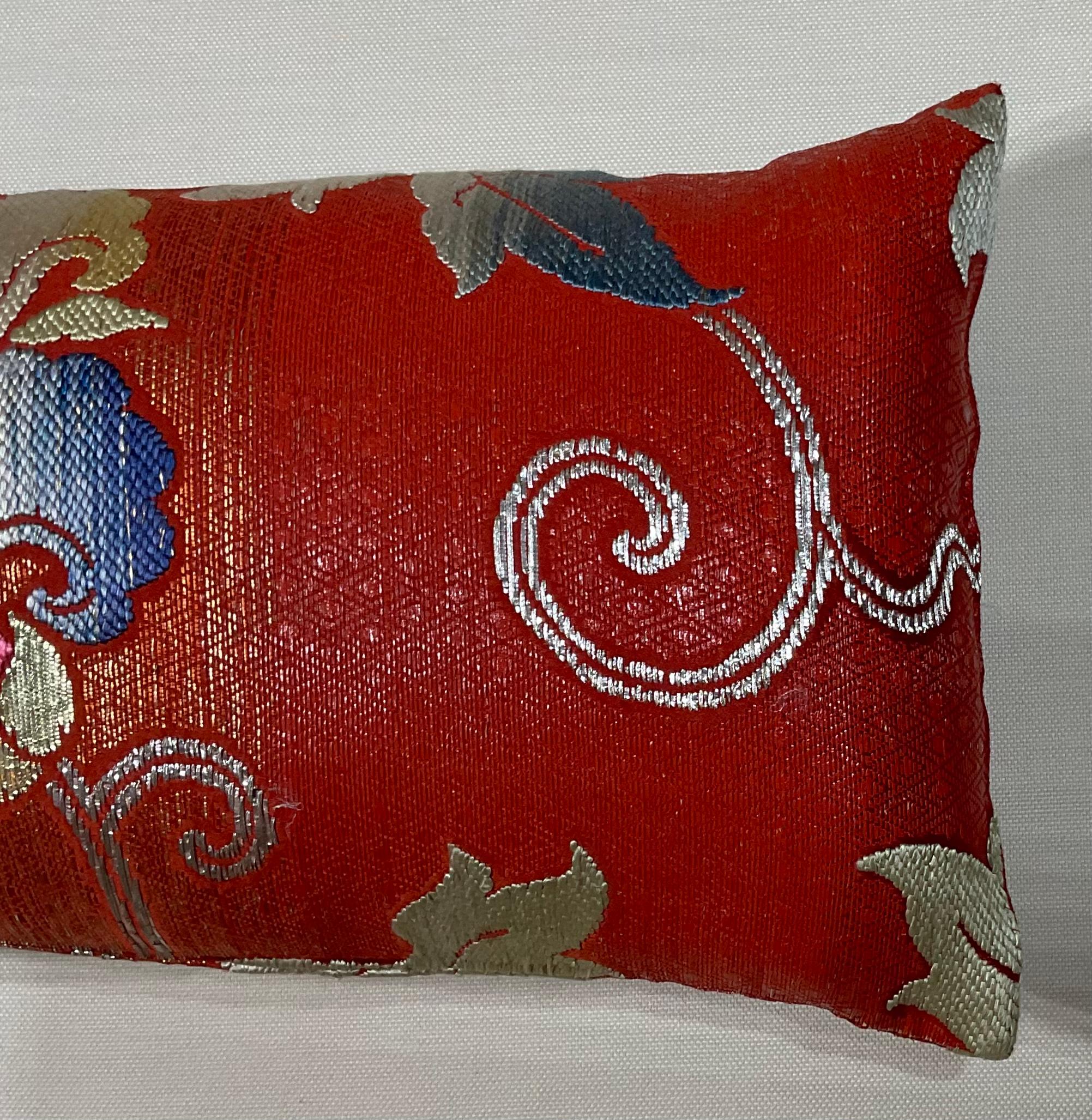 Beautiful pillow made of silk gold and silver metallic threads, exceptional double side floral motif.
New quality insert.