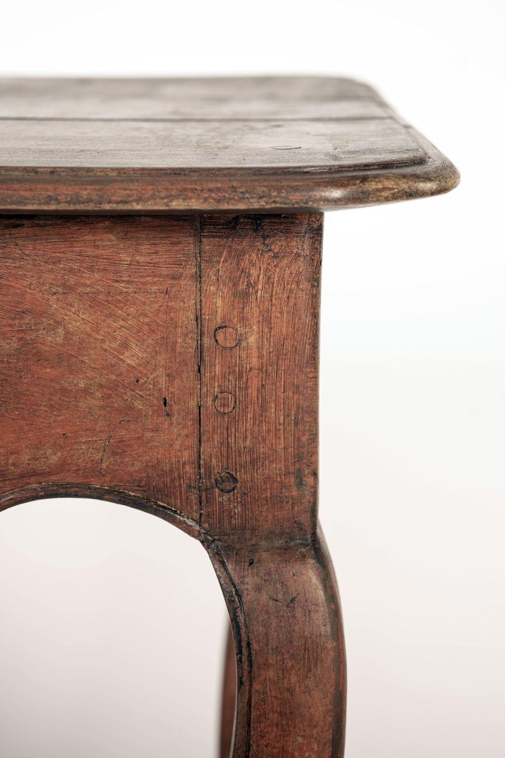 Tavolino rococò francese a un cassetto dipinto di rosso cinese. Tavolino in pino intagliato a mano del 1740-1769 circa (originariamente usato come tavolo da lavoro). Finitura precoce (non originale) verniciata in rosso con sfumature arancioni.