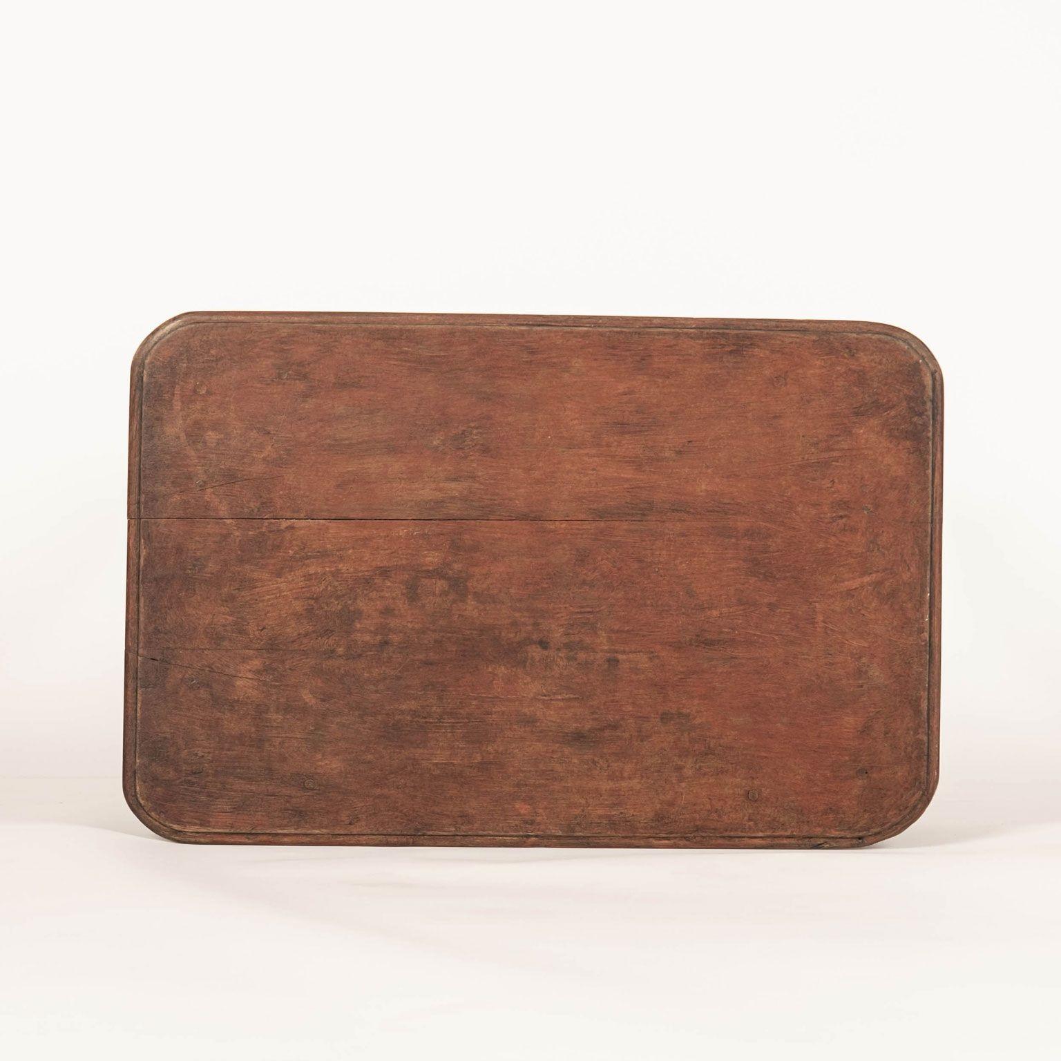 XVIII secolo Tavolo French Rococo a un cassetto dipinto di rosso cinese in vendita