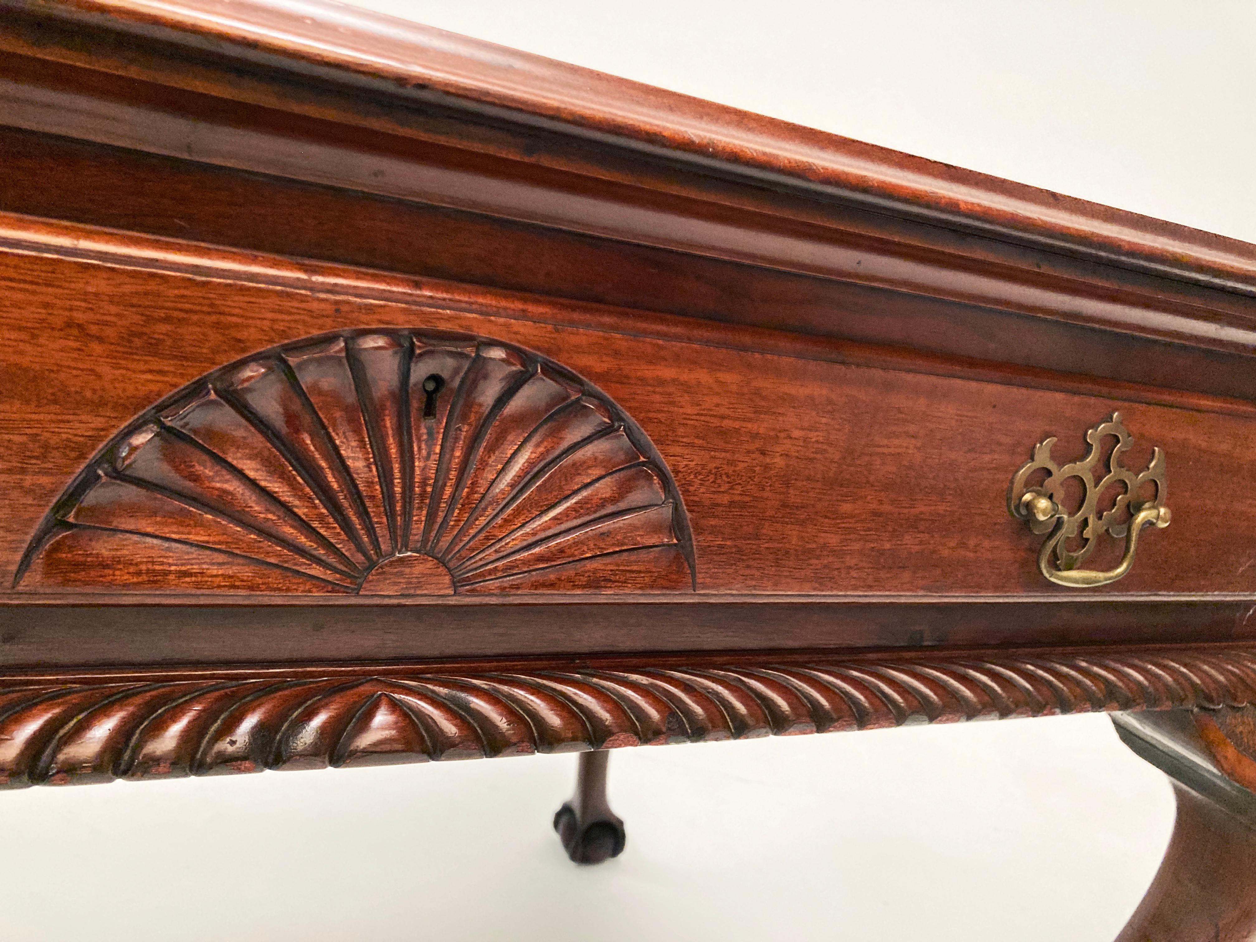 Einzelne Schublade Mahagoni Chippendale-Tisch mit Kugelklauenfüßen, englisch, Mitte des 19. Jahrhunderts im Angebot 3