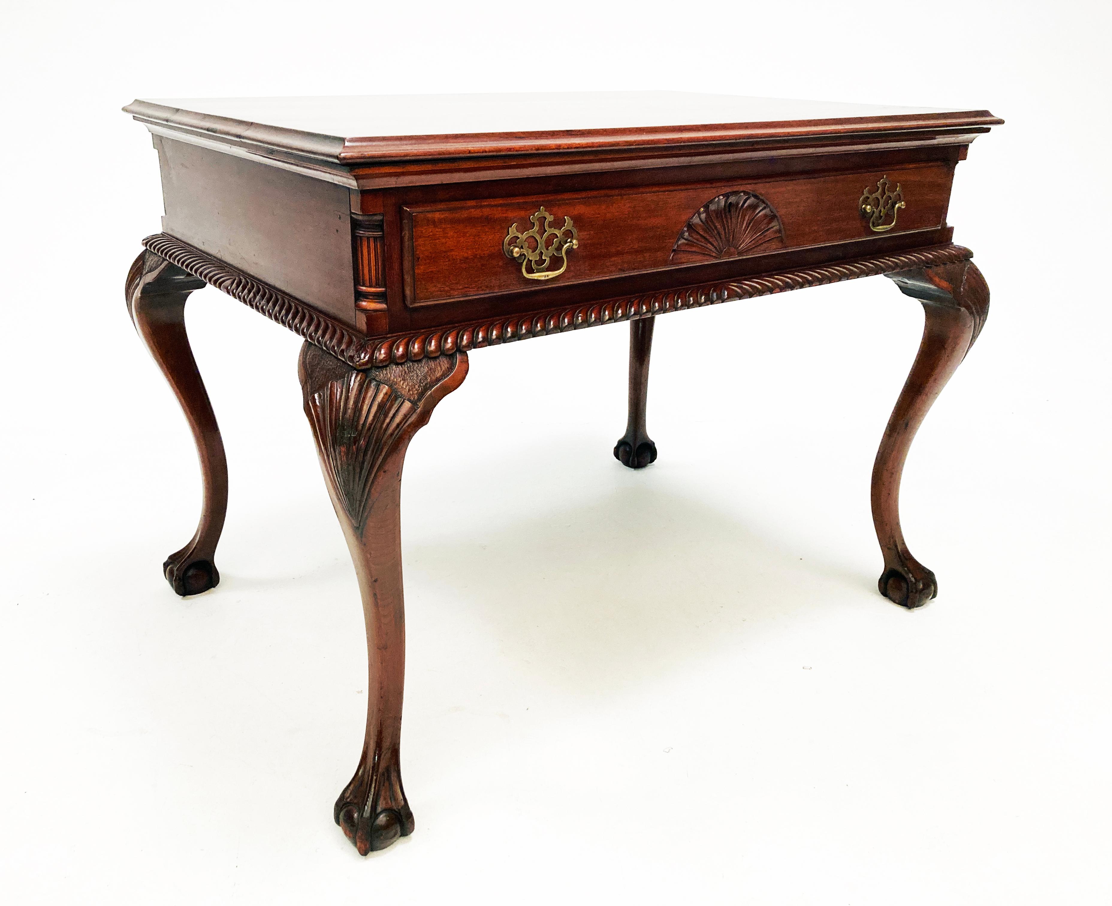 Pour l'œil averti, cette table/bureau est un exemple étonnant du magnifique design Chippendale anglais avec une qualité d'exécution exemplaire du 19ème siècle. Des pieds cabriole ornementés et sculptés à la main aux détails exquis de la plinthe, en