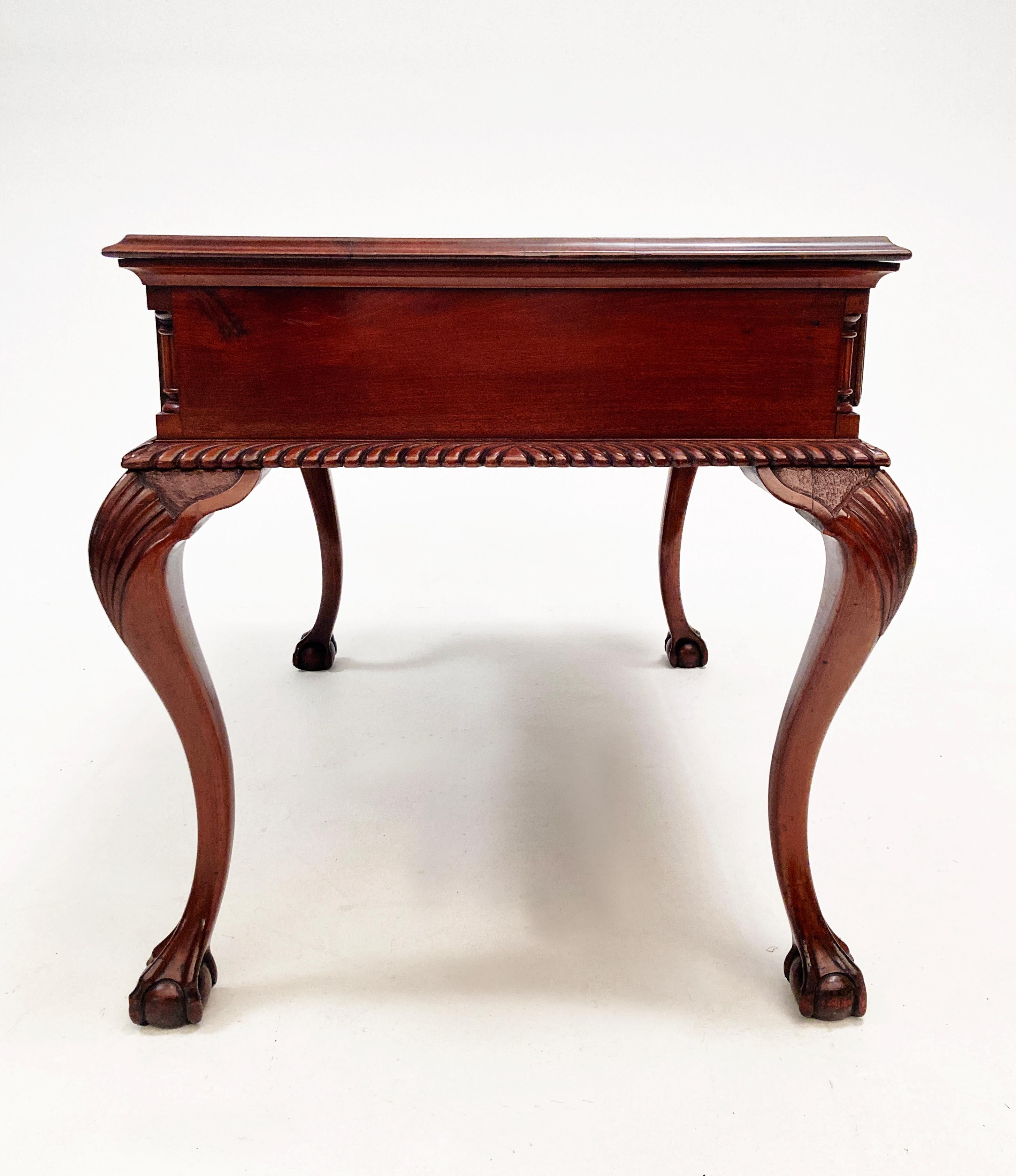 Einzelne Schublade Mahagoni Chippendale-Tisch mit Kugelklauenfüßen, englisch, Mitte des 19. Jahrhunderts (George I.) im Angebot