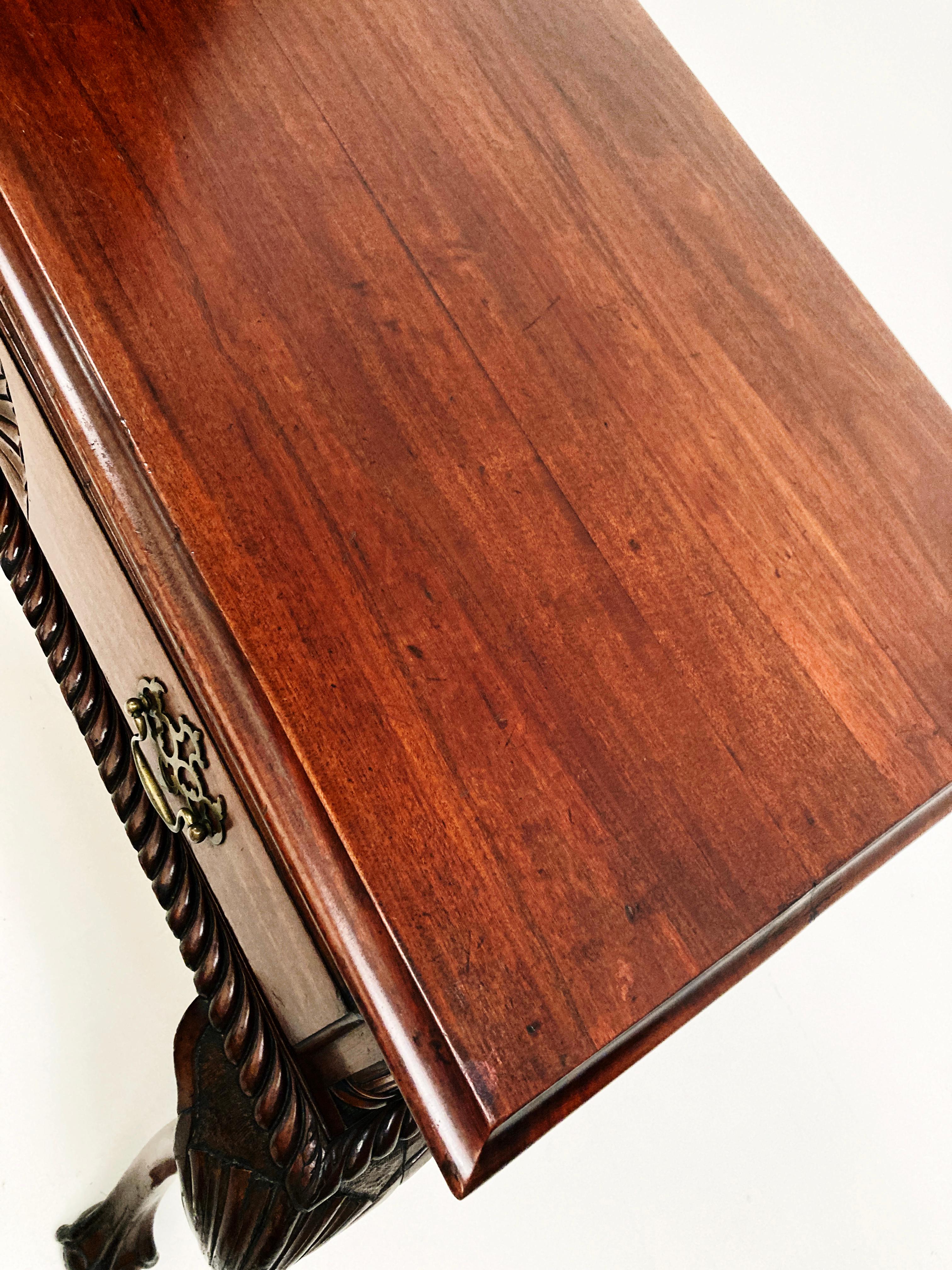 Einzelne Schublade Mahagoni Chippendale-Tisch mit Kugelklauenfüßen, englisch, Mitte des 19. Jahrhunderts (Handgeschnitzt) im Angebot