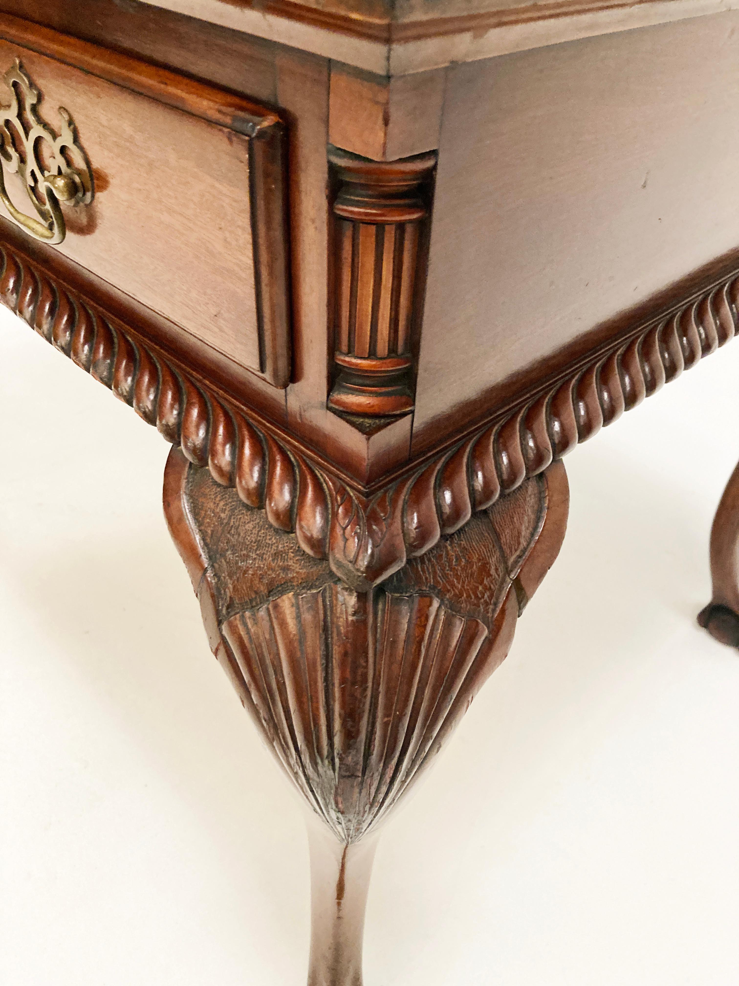 XIXe siècle Table Chippendale en acajou à un seul tiroir Ball and Ball Pieds griffes Anglais Milieu du 19ème siècle en vente