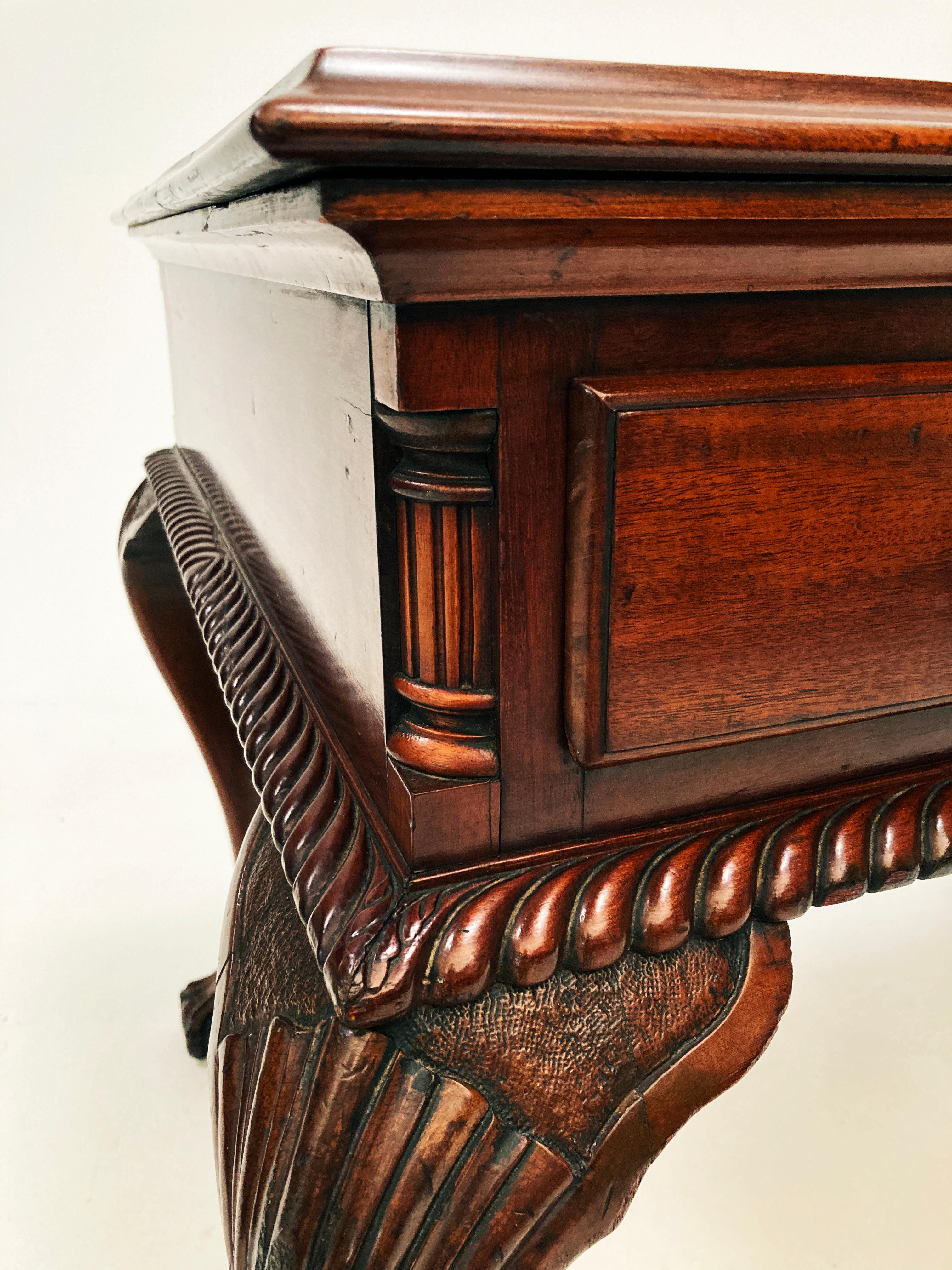 Einzelne Schublade Mahagoni Chippendale-Tisch mit Kugelklauenfüßen, englisch, Mitte des 19. Jahrhunderts (Messing) im Angebot