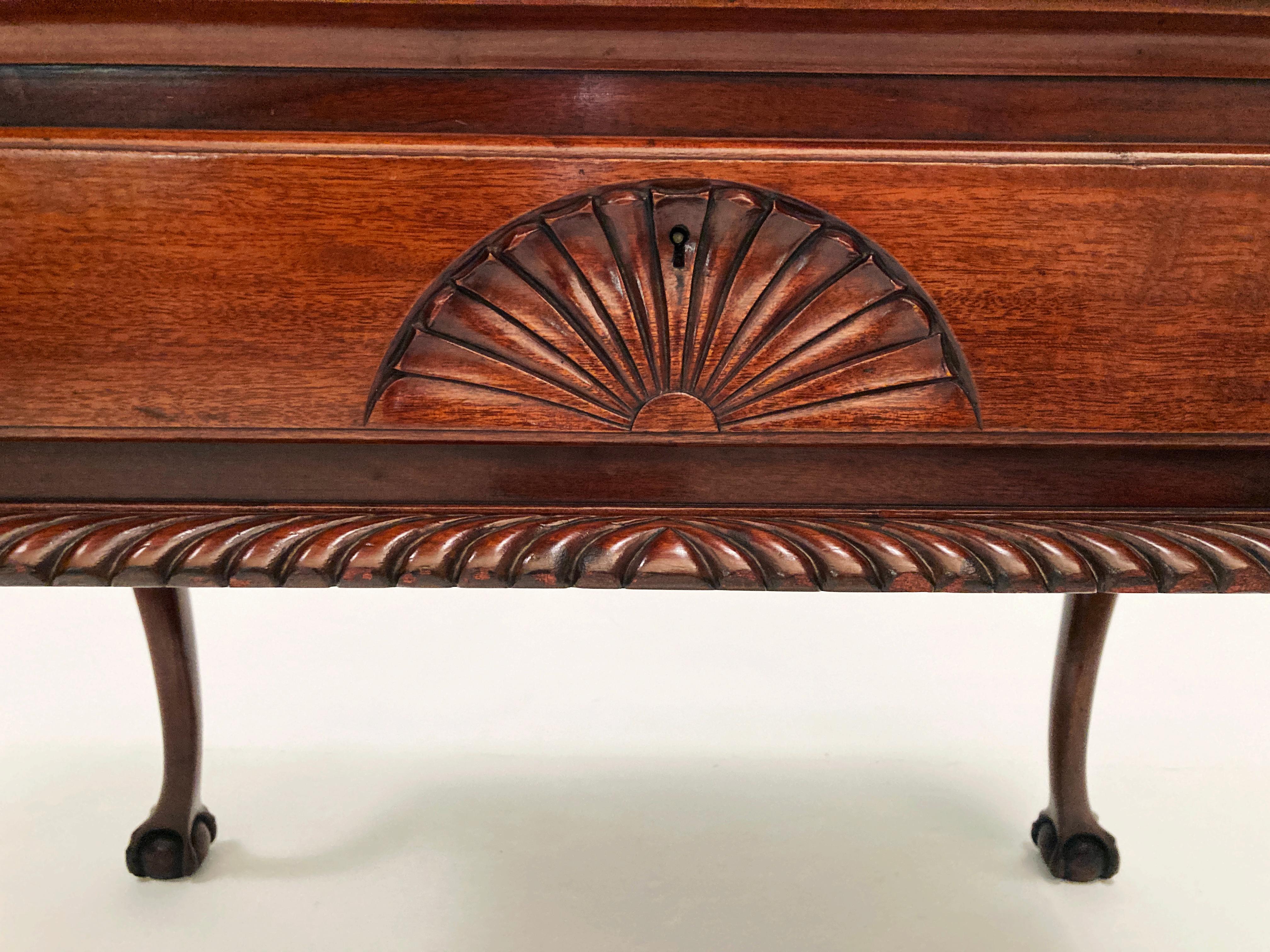 Einzelne Schublade Mahagoni Chippendale-Tisch mit Kugelklauenfüßen, englisch, Mitte des 19. Jahrhunderts im Angebot 2